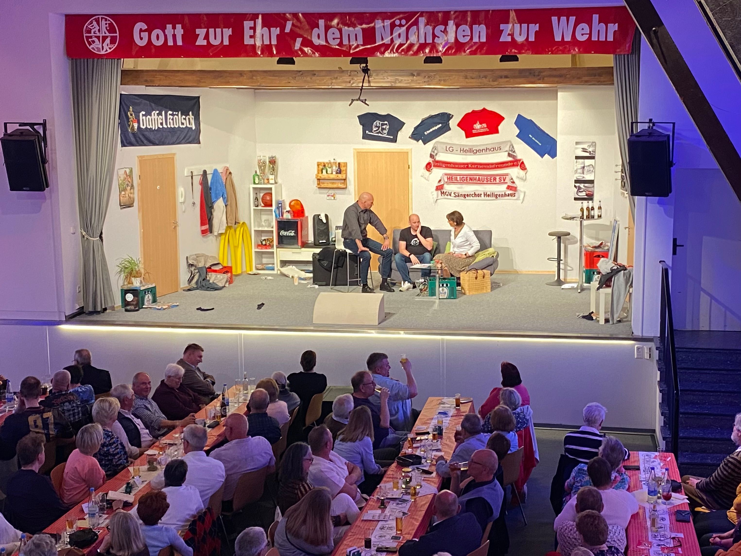 Das Bühnenbild zeigt eine Studentenbude.