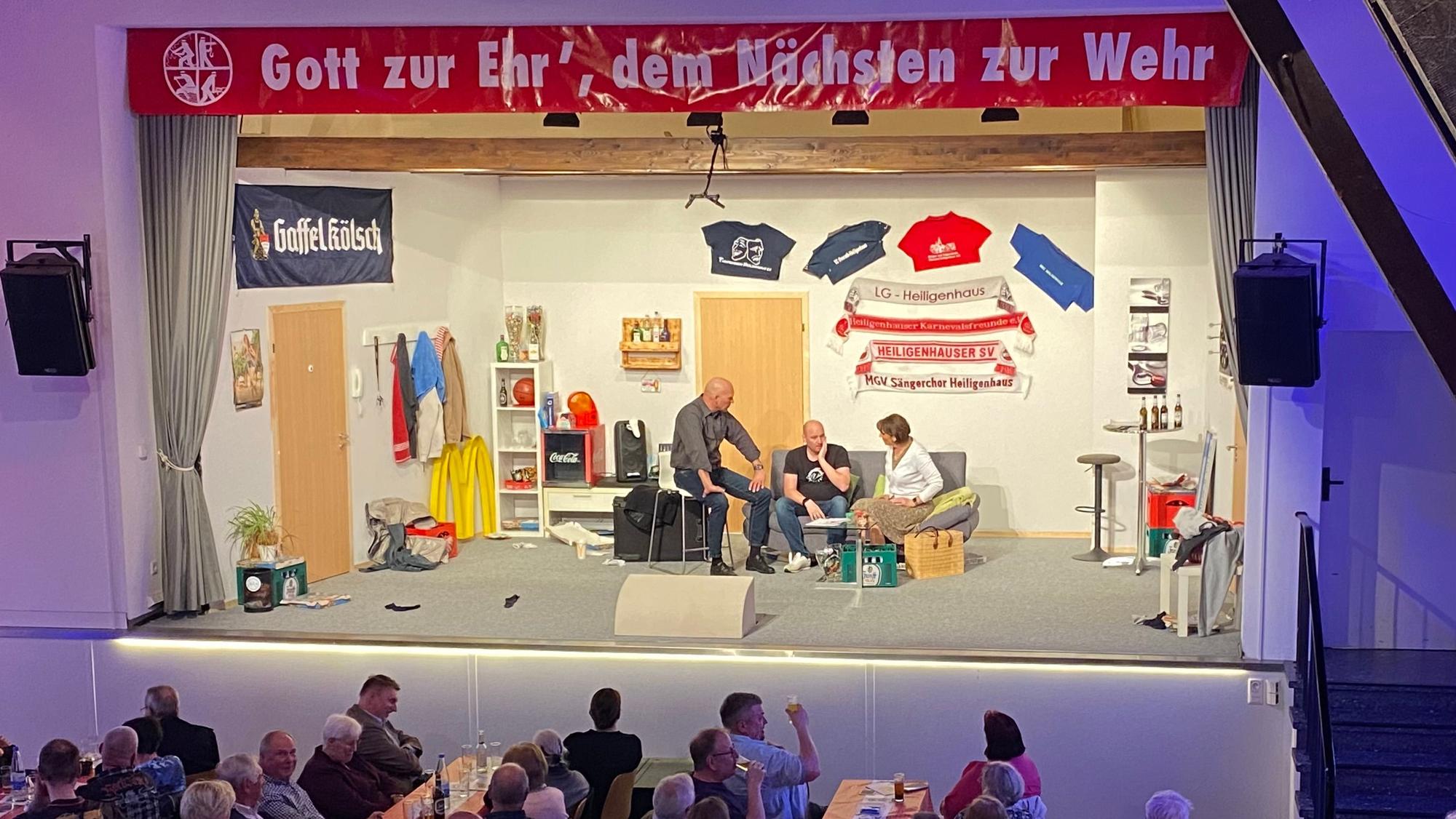 Das Bühnenbild zeigt eine Studentenbude.