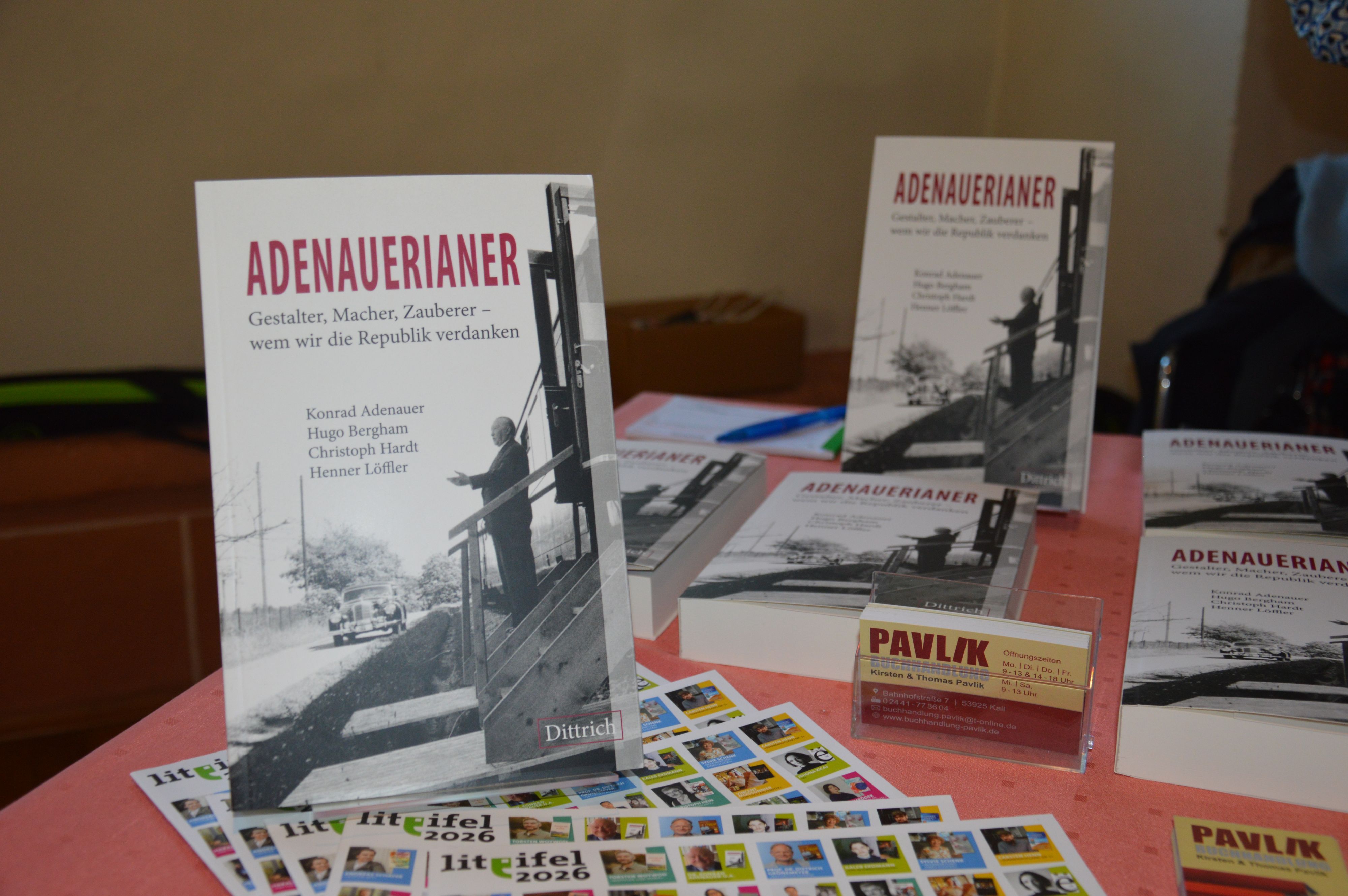 Zu sehen sind einige Bücherexemplare.