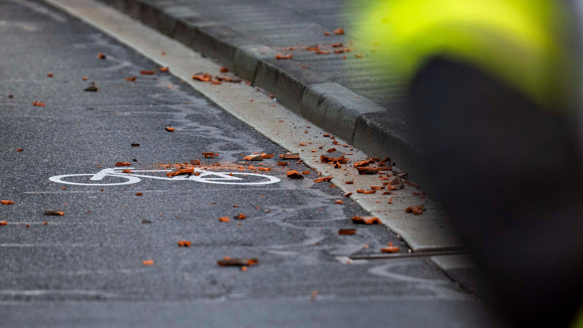 Das Bild zeigt Scherben von Dachziegeln auf der Straße.