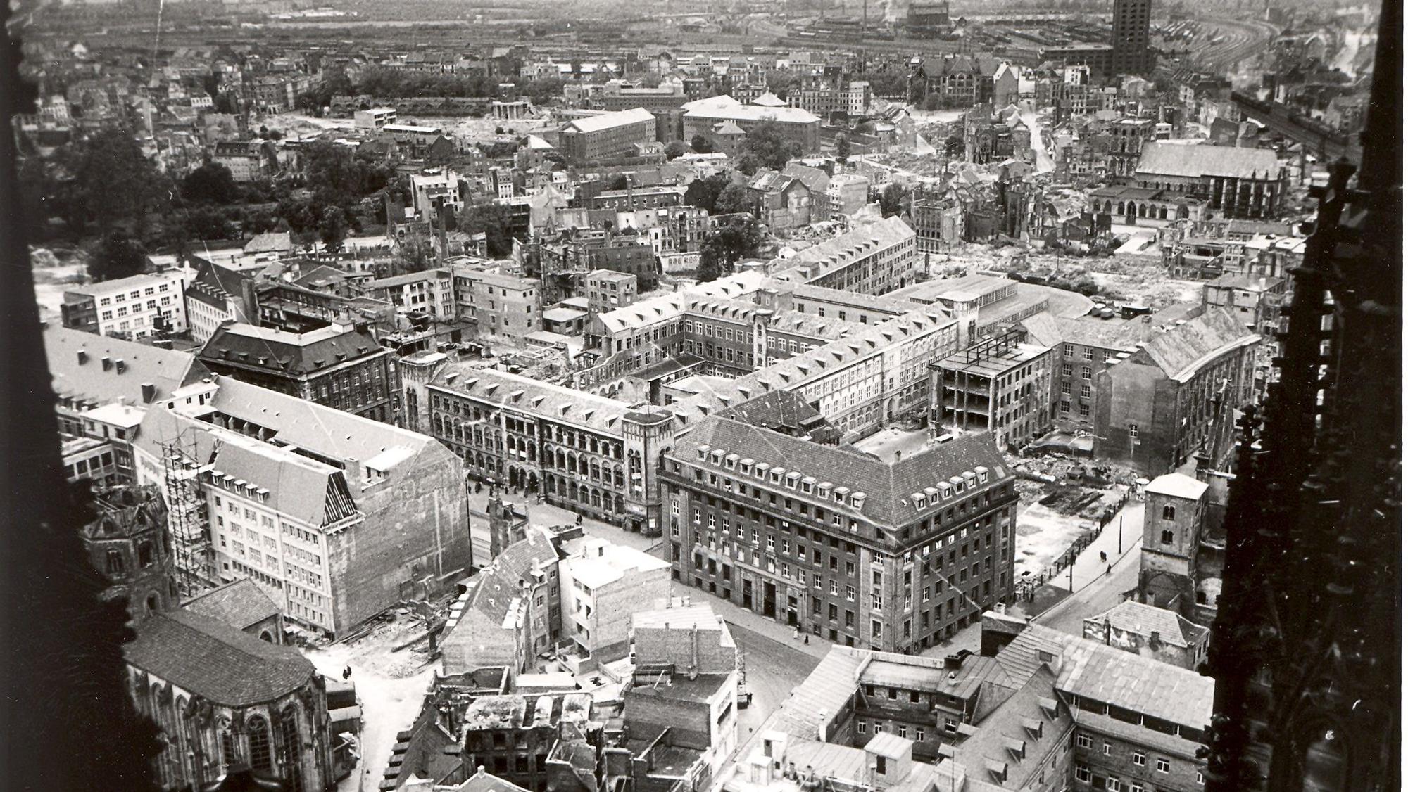Bankenmeile An den Dominikanern / Unter Sachsenhausen vom Dom, ca. 1948. (Auf der rechten Seite: Ehemalige Danat-Bank (Sozialgericht, Hauptpost, Rheinboden, leerer Platz (später Oppenheim, Auf der linken Seite Andreas, Neubau Deutsche Bank, Landeszentralbank)