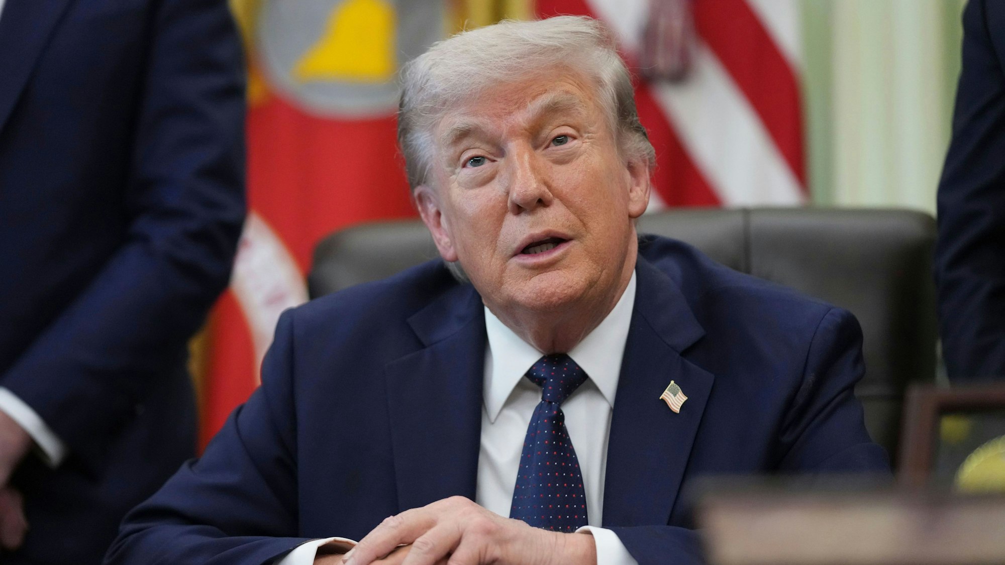 US-Präsident Donald Trump spricht im Oval Office im Weißen Haus.