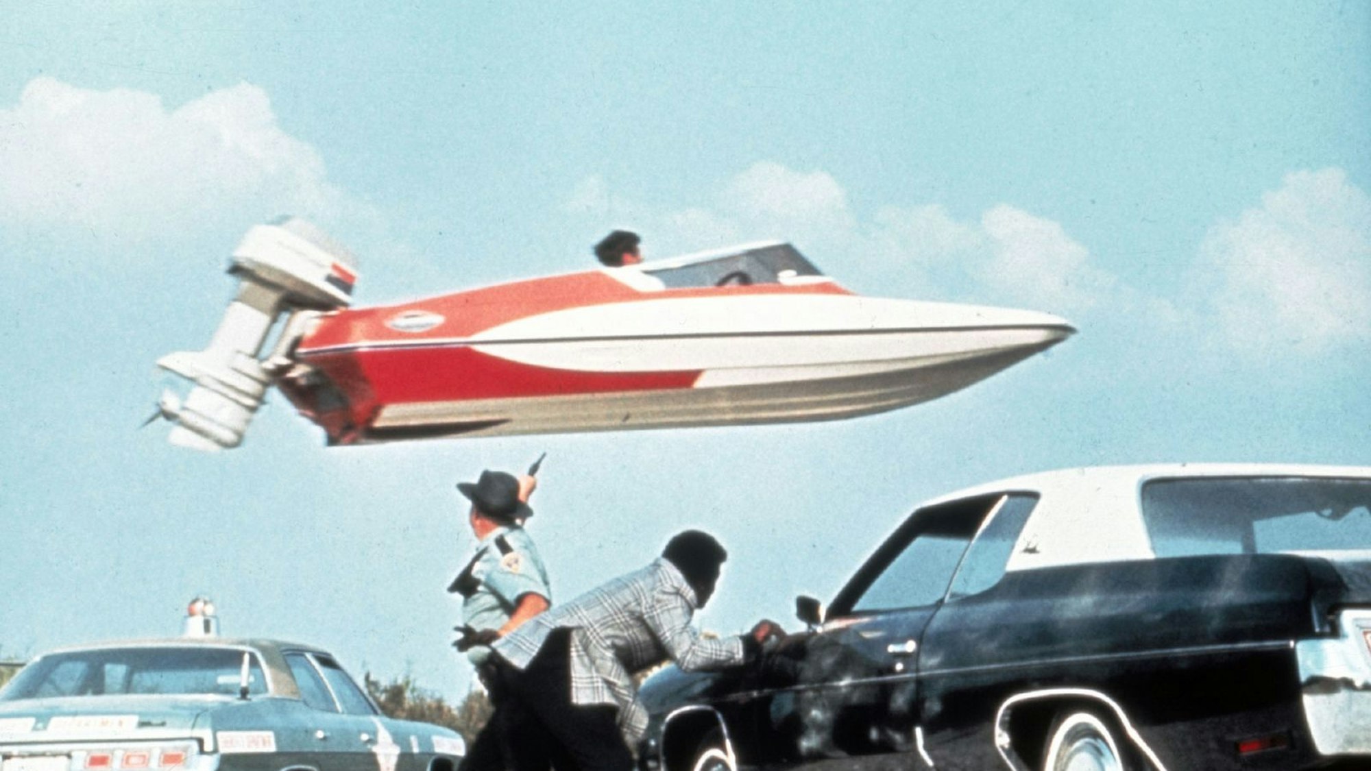 Die Verfolgungsjagd mit einem Motorboot ist nur eine von vielen unterhaltsamen Szenen in „James Bond 007 - Leben und sterben lassen“. (Bild: RTL / © 1973 Danjaq, LLC and Metro-Goldwyn-Mayer Studios Inc.)
