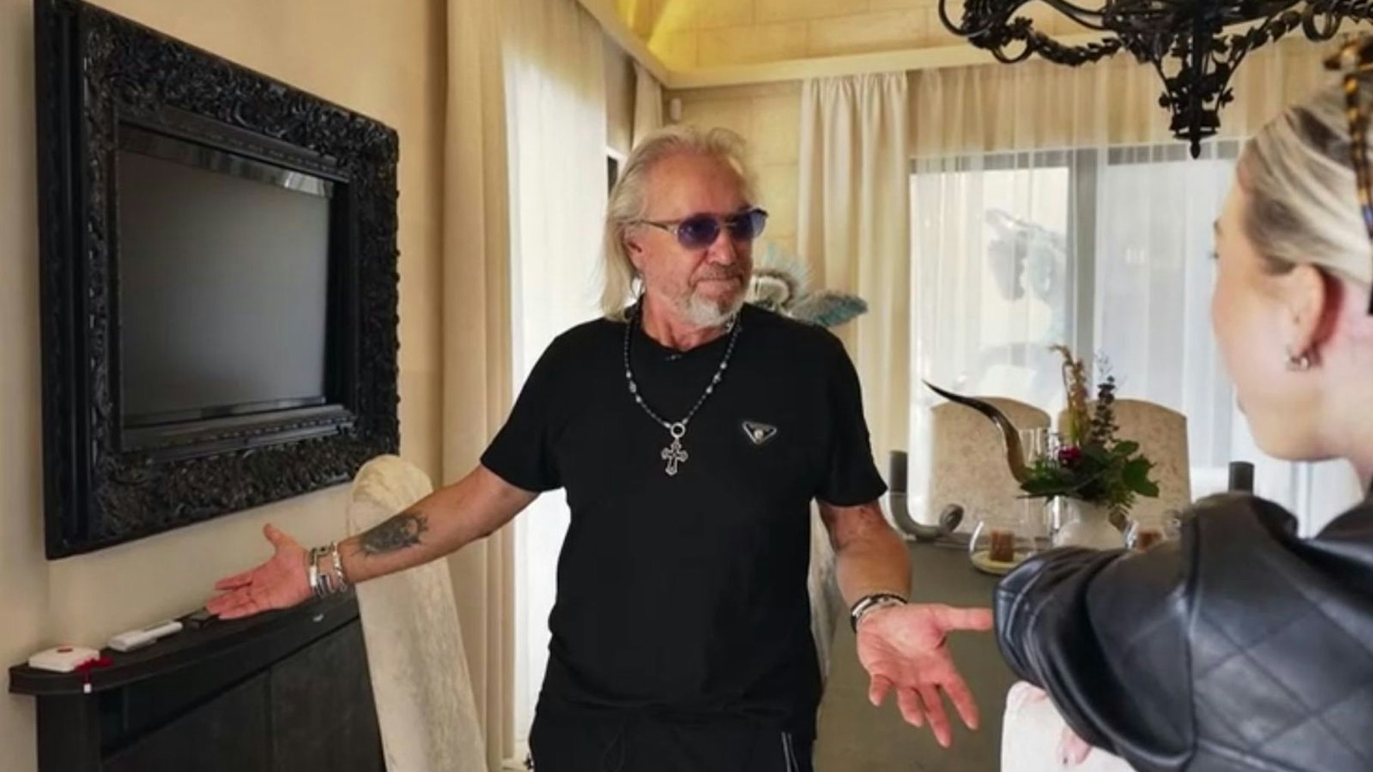 Robert Geiss ist zweimal versehentlich auf den Panikknopf im Esszimmer gekommen und löst damit einen riesigen Alarm aus. (Bild: RTLZWEI)