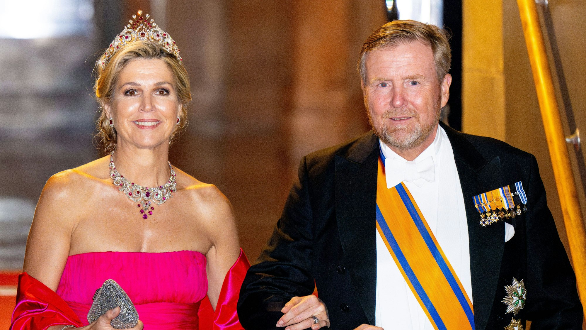 König Willem-Alexander und Königin Máxima posieren.