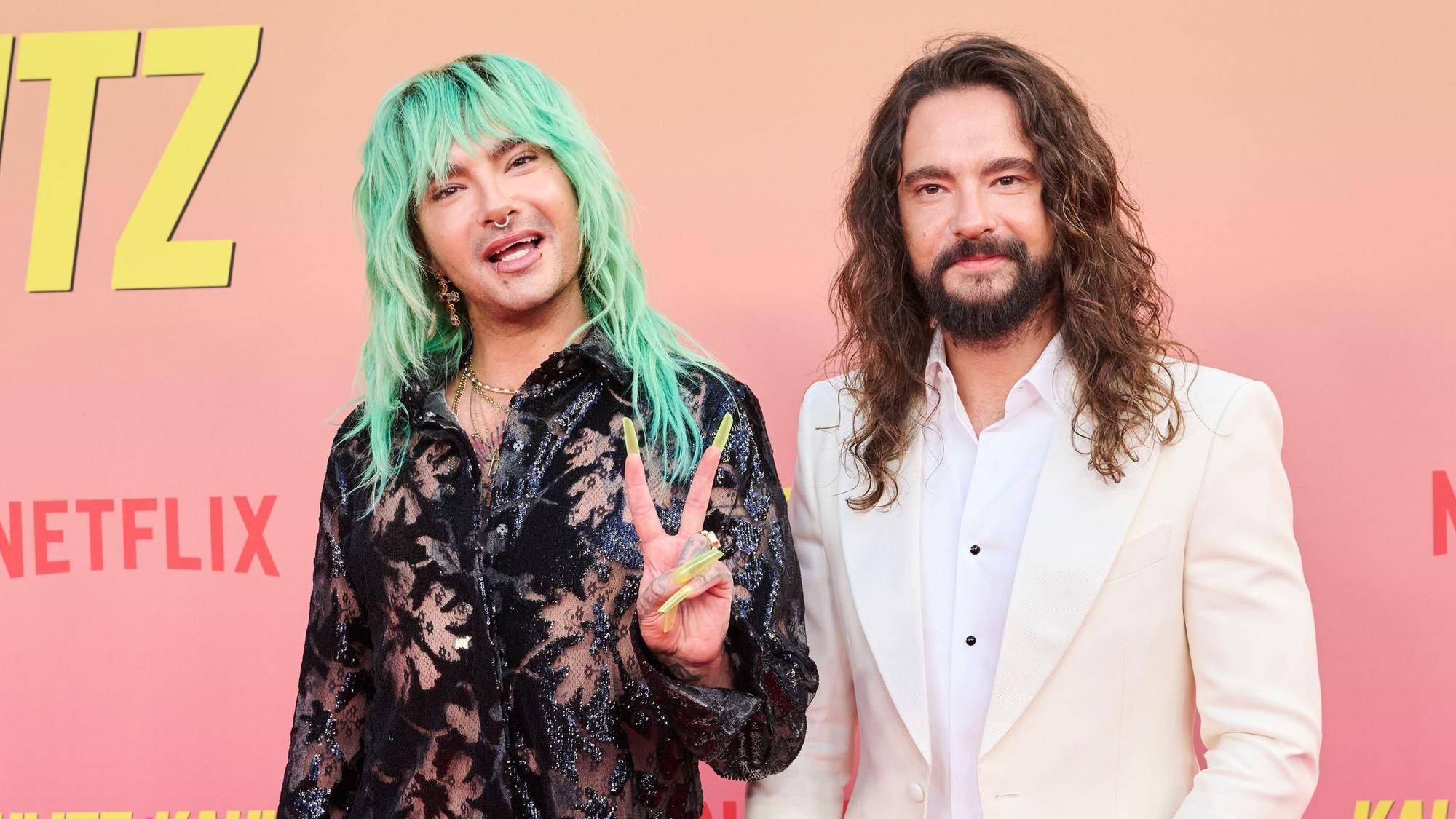 Bill und Tom Kaulitz posieren.