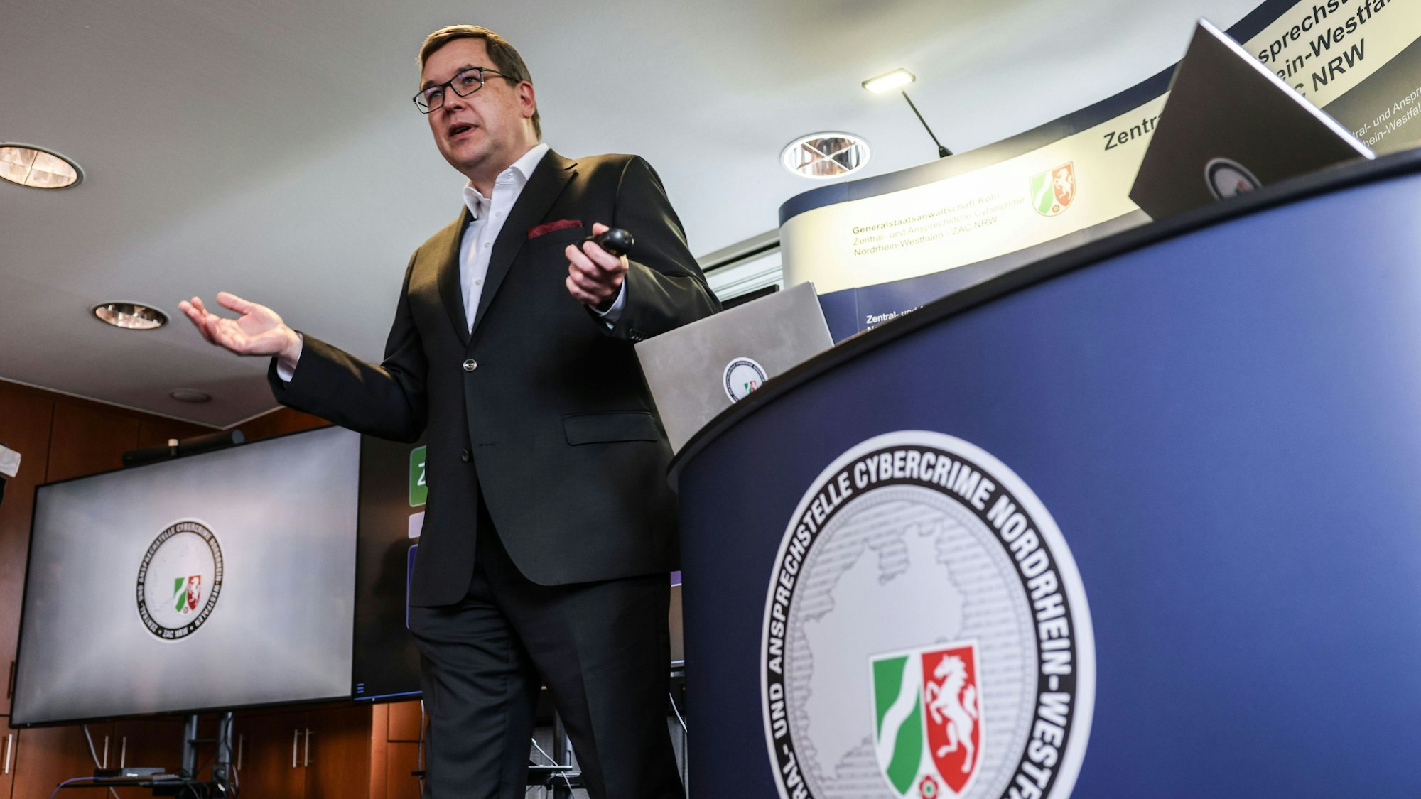 Markus Hartmann, Oberstaatsanwalt und Leiter der Zentral- und Ansprechstelle Cybercrime (ZAC) Nordrhein-Westfalen, spricht bei der Vorstellung des Jahresberichts in Köln.