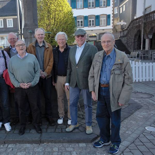 Das Foto zeigt ein Gruppenbild mit neun Männern, die zum 60-jährigen Klassentreffen in Wipperfürth kamen.