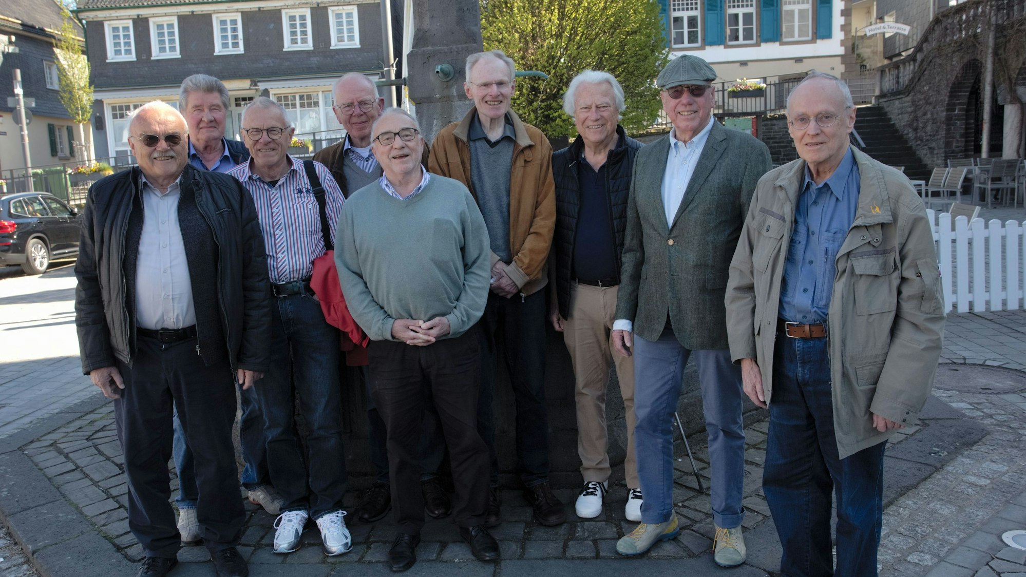 Das Foto zeigt ein Gruppenbild mit neun Männern, die zum 60-jährigen Klassentreffen in Wipperfürth kamen.