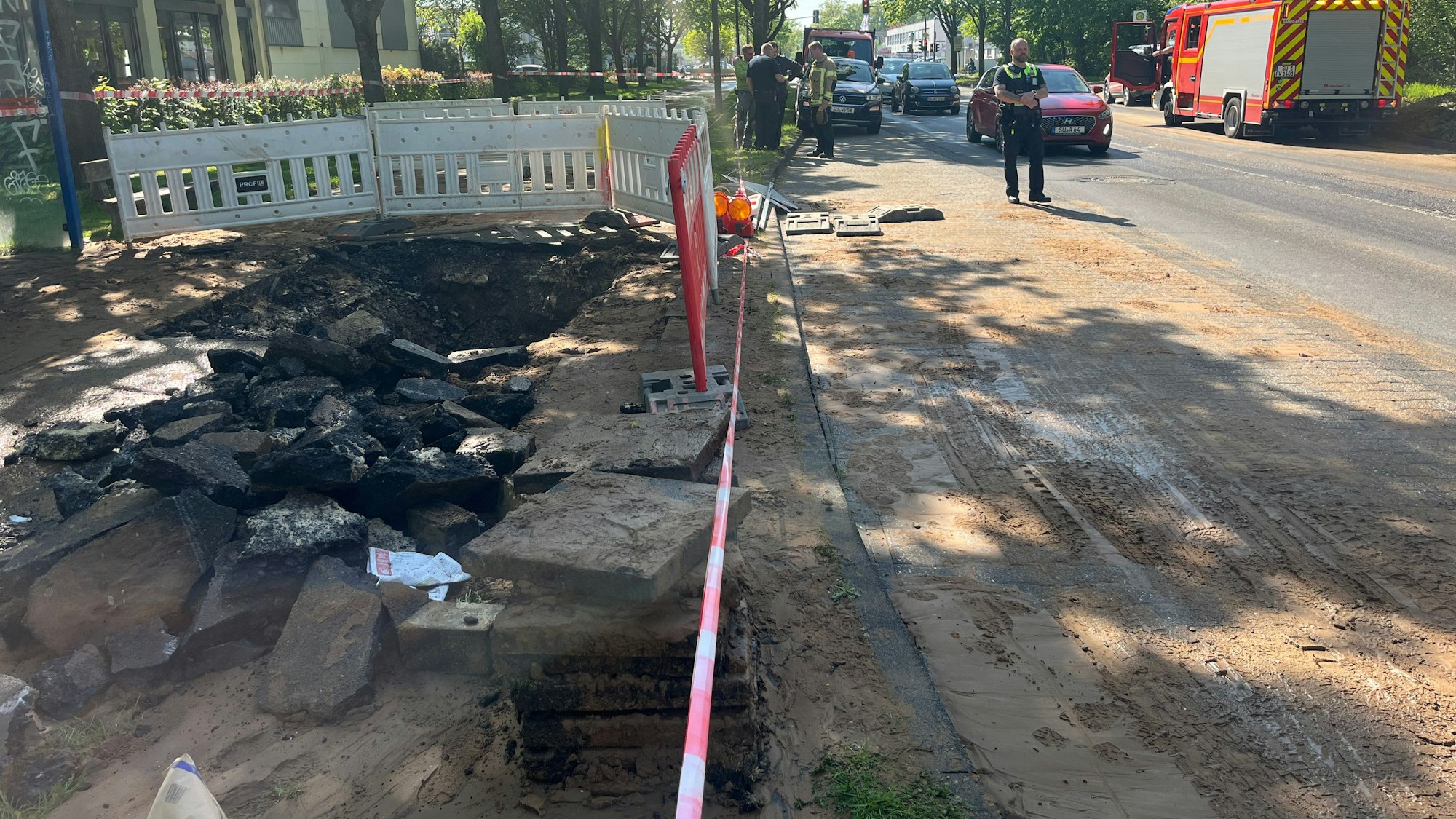 Blick auf den aufgerissenen Radweg.