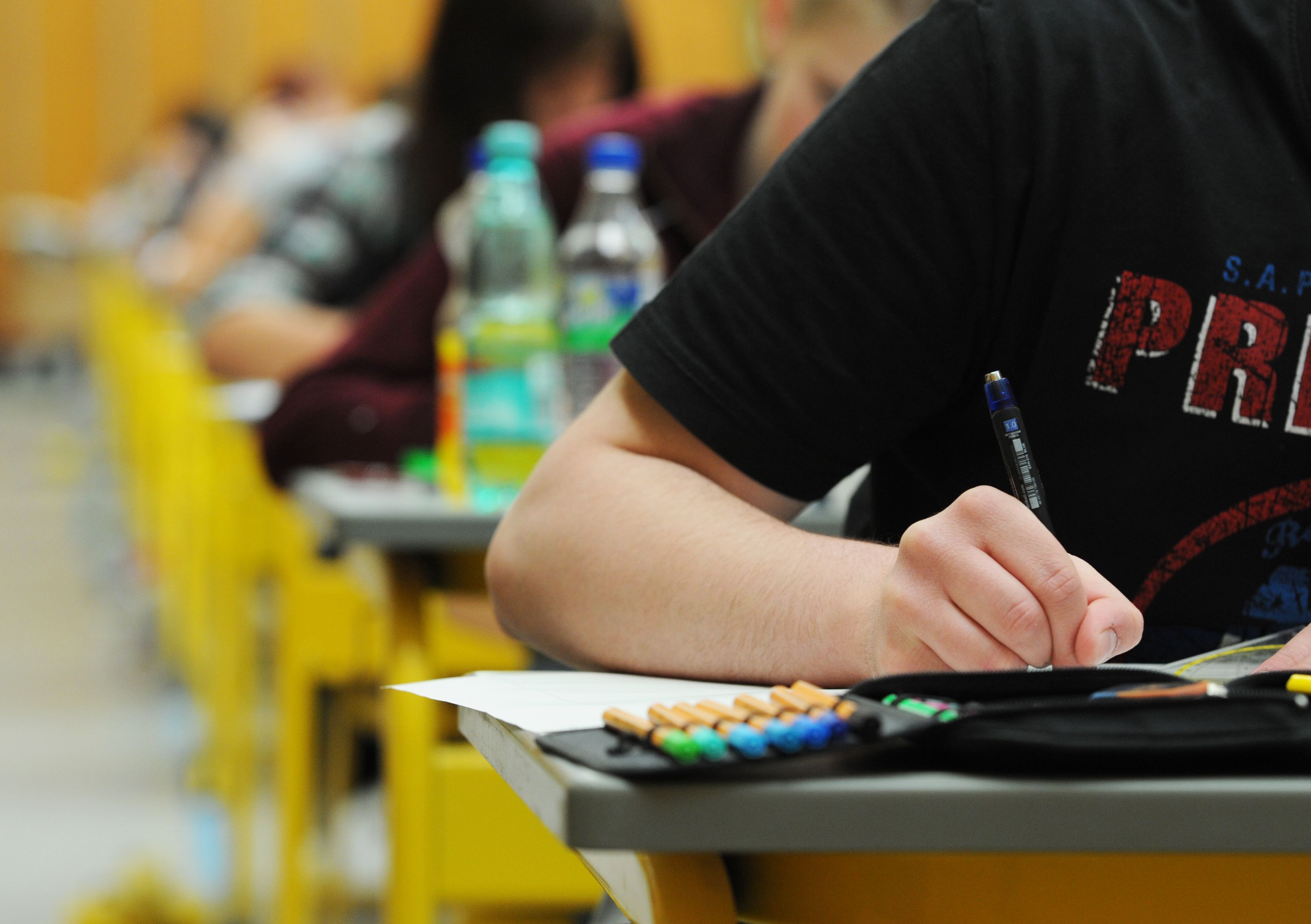 Abiturienten schreiben eine Prüfung. (Archivbild)