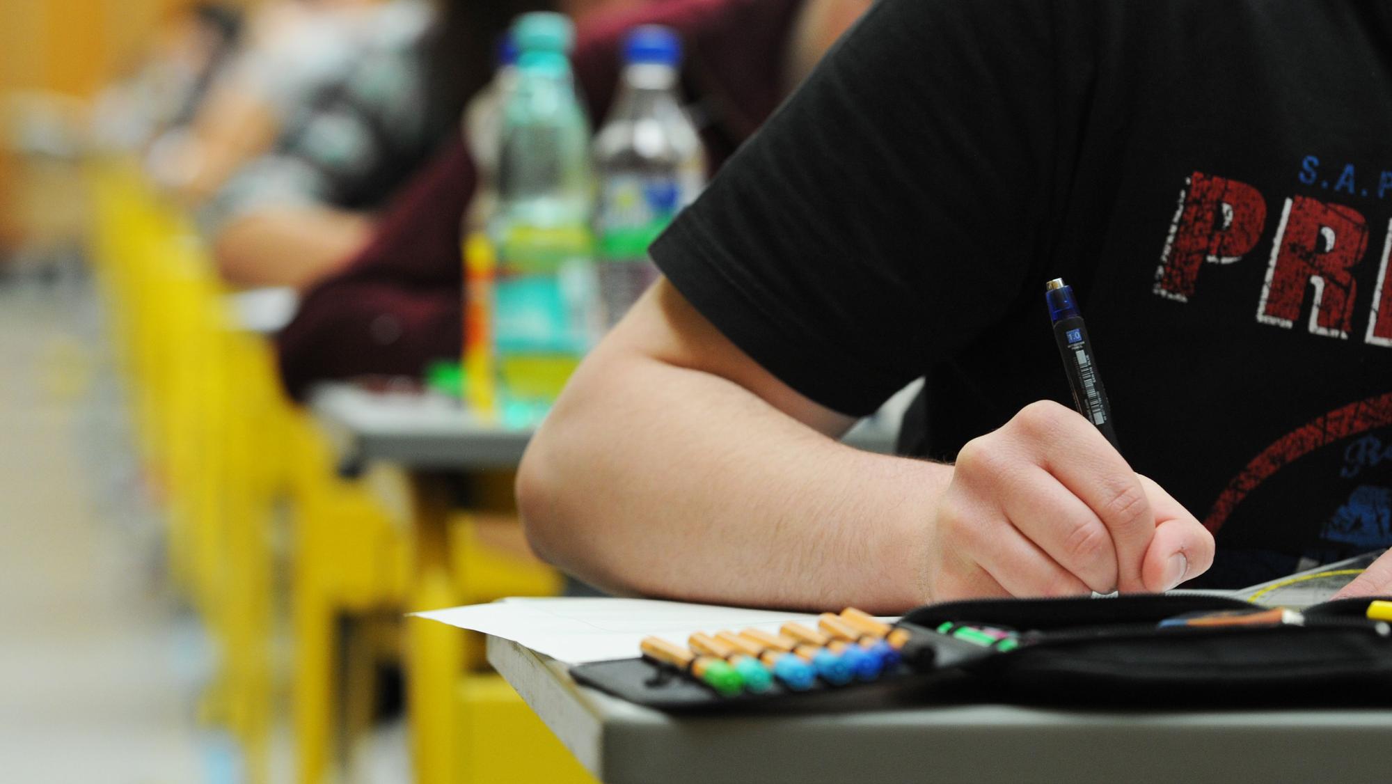 Abiturienten schreiben eine Prüfung. (Archivbild)