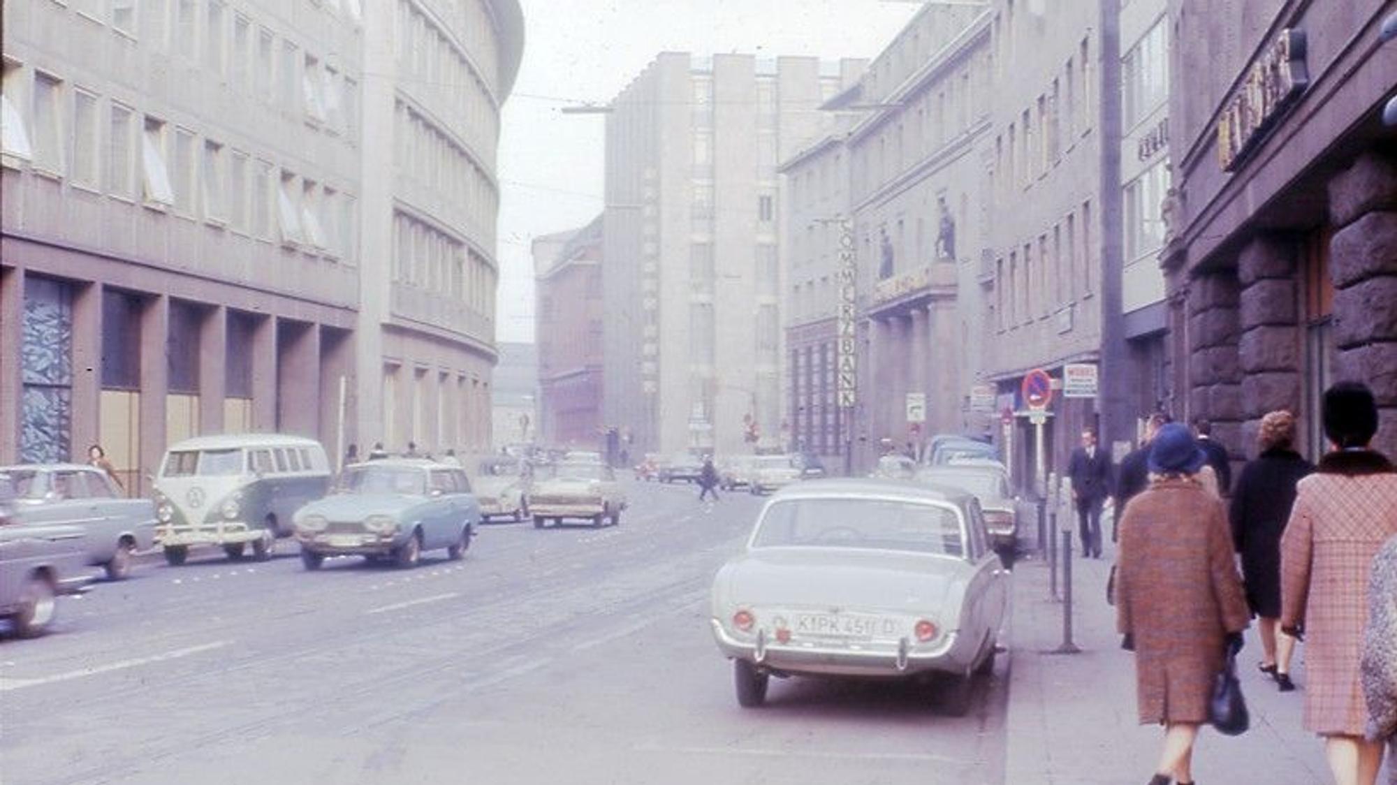 Bankenmeile Unter Sachsenhausen von Westen, 1969. (rechts Commerzbank, Dresdner, LZB; links IHK, Herstatt)