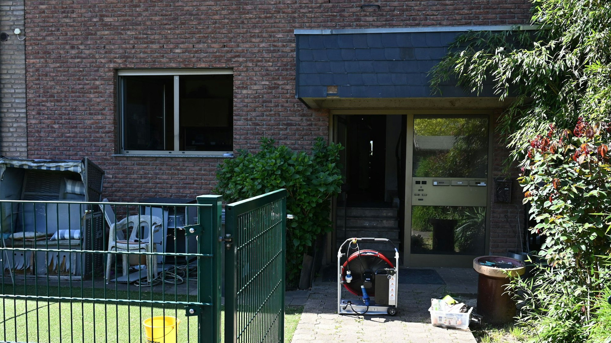 Mit einem Hochleistungslüfter hat die Feuerwehr die Wohnung vom Rauch befreit.