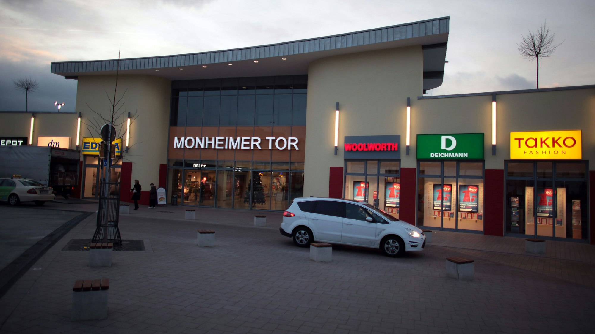 Das Einkaufszentrum „Monheimer Tor“ in Monheim, wo das Kleinkind mutmaßlich Rattengift in den Mund genommen hat.