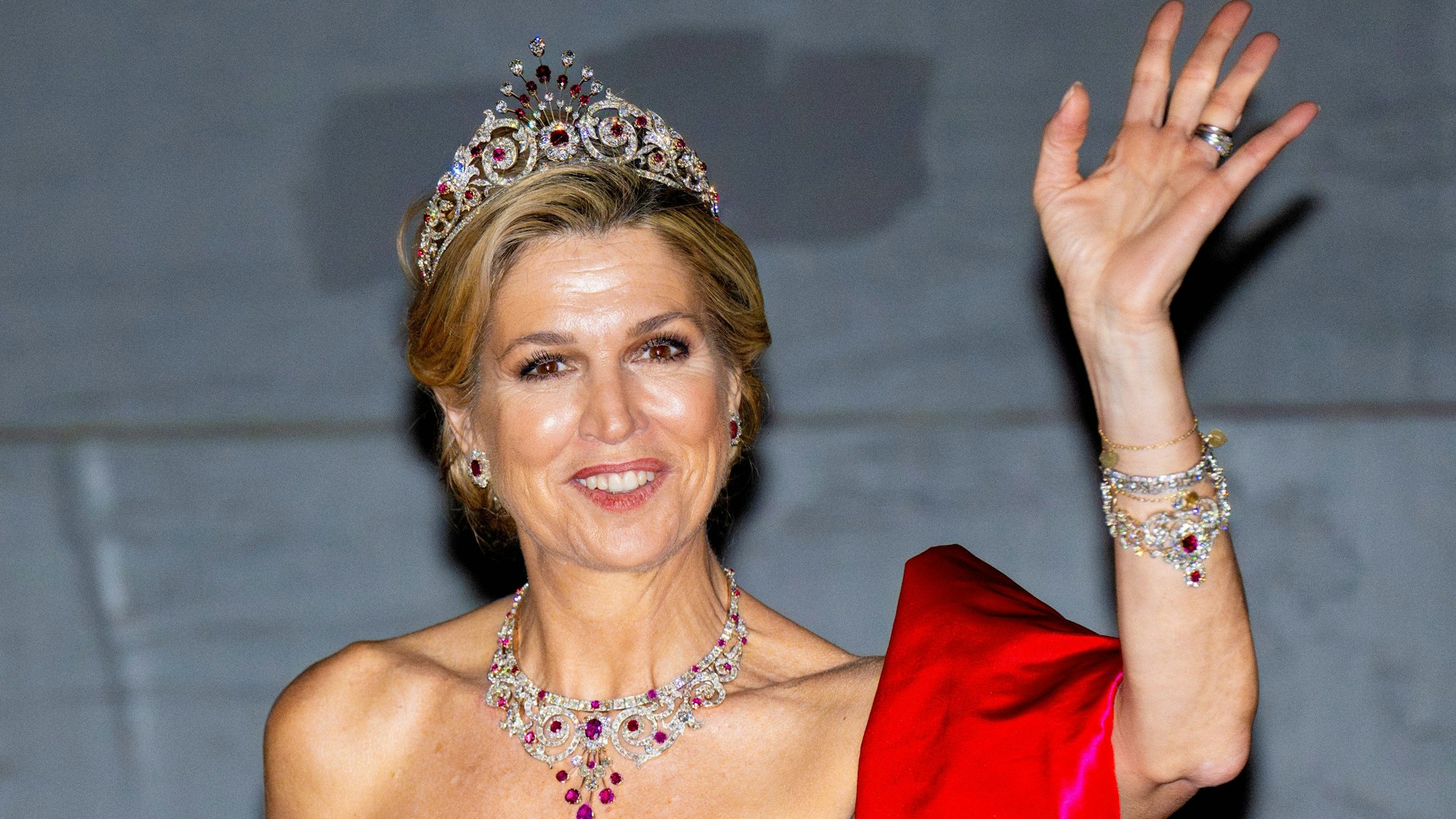 Königin Máxima winkt.