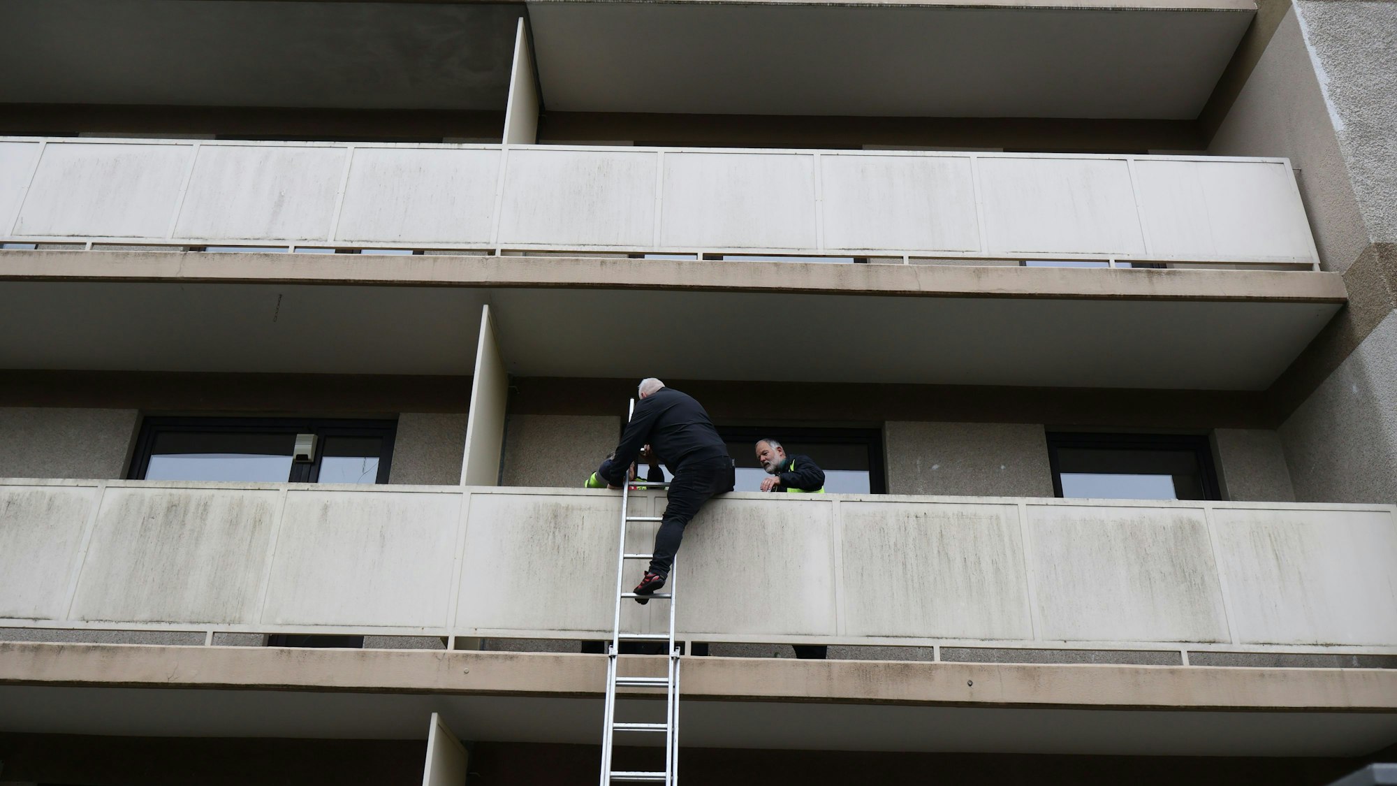 Mit einer Leiter kletterten die Aktivisten auf einen Balkon der „Russenhäuser“.