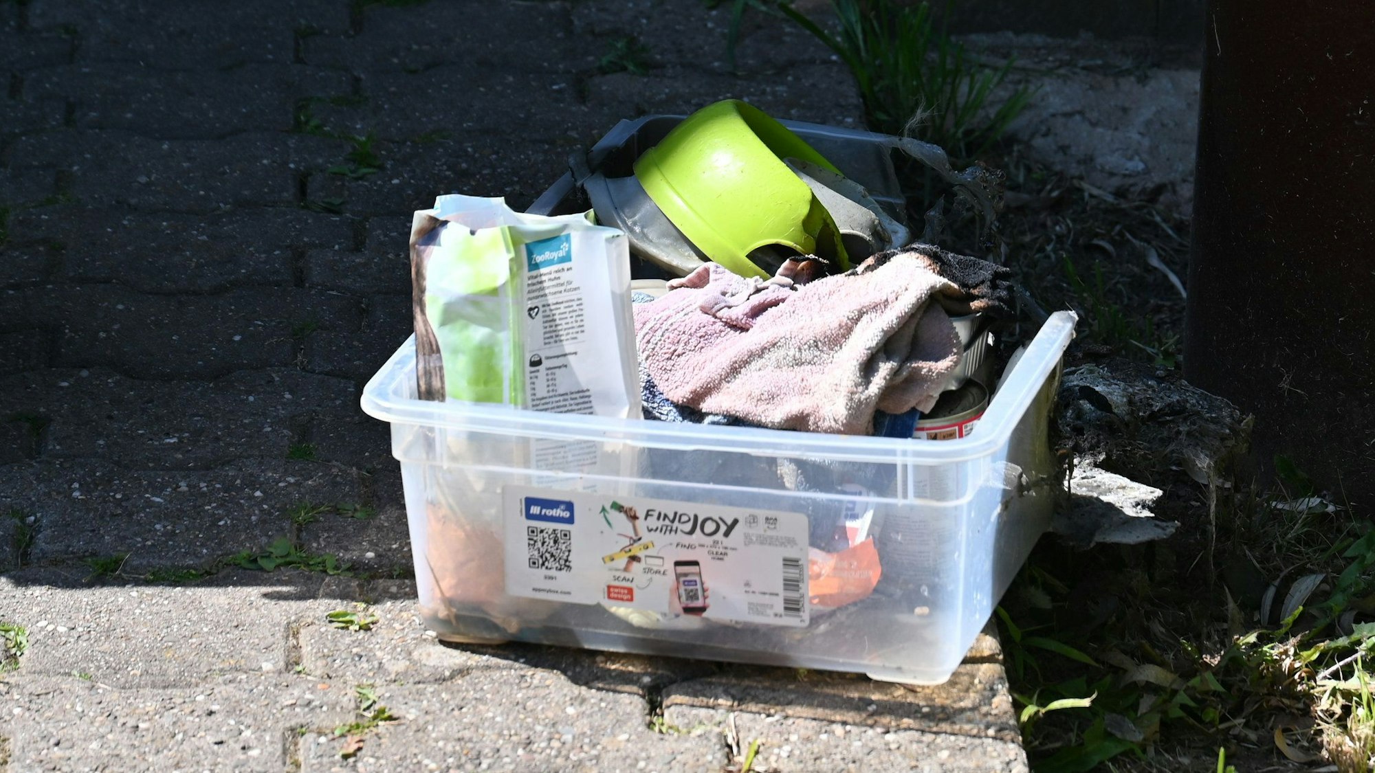 Diese Kunststoffkiste war in Brand geraten.