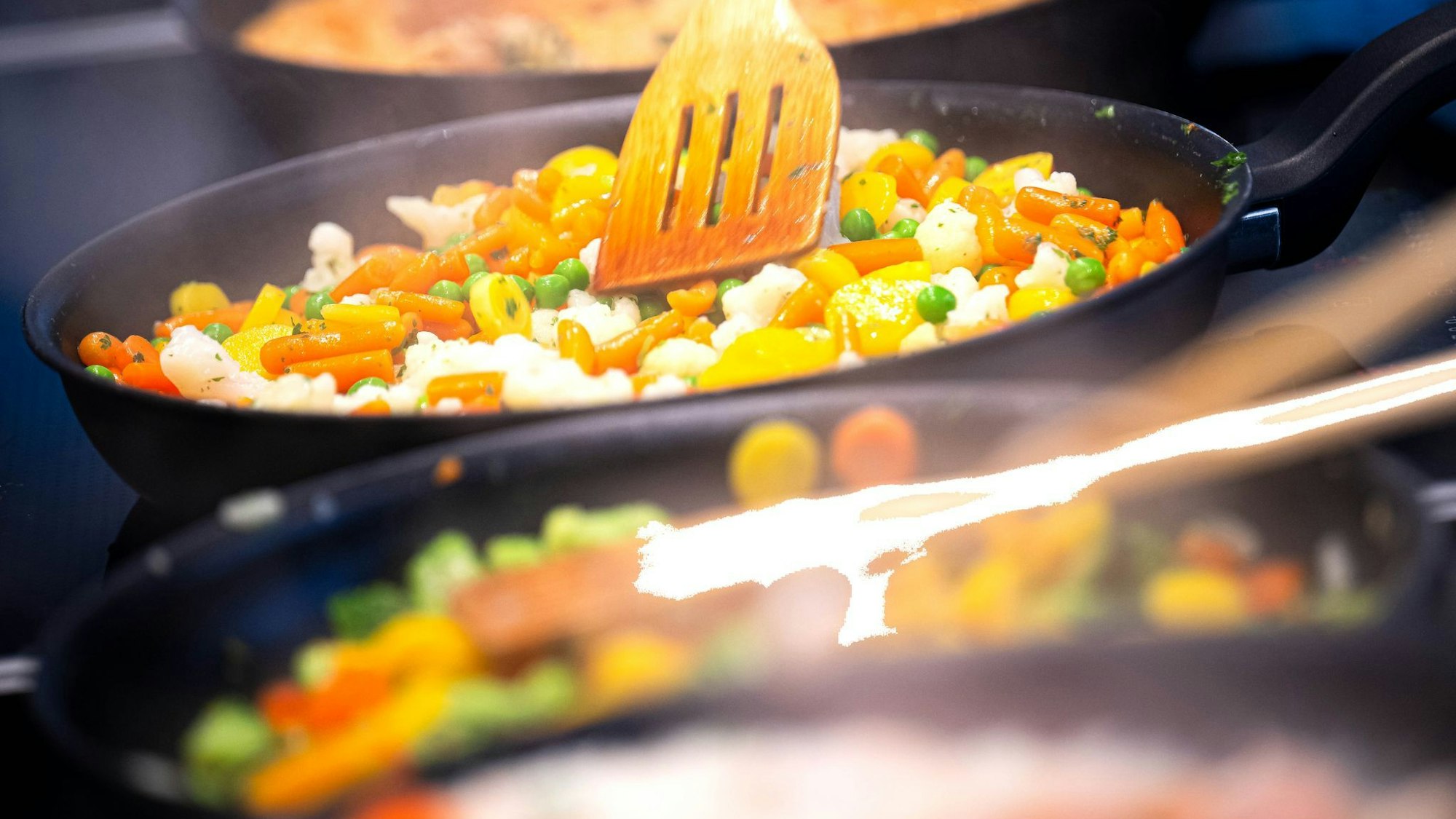 Buttergemüse wird in einer Pfanne zubereitet