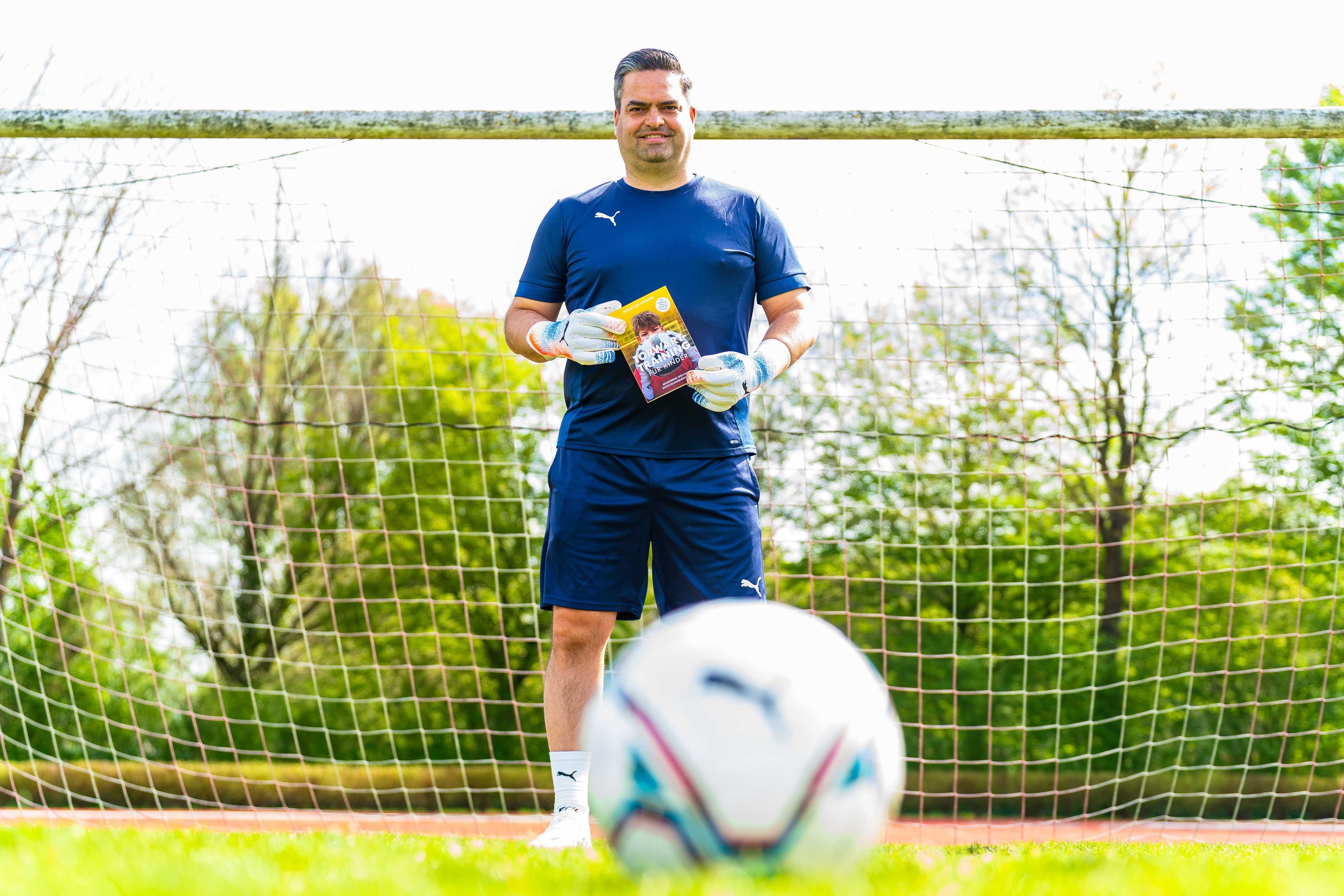 Der frühere Glescher Sebastian Wagner ist Torwartscout für Red Bull Leipzig und hat ein Buch über Torwarttraining für Kinder geschrieben.