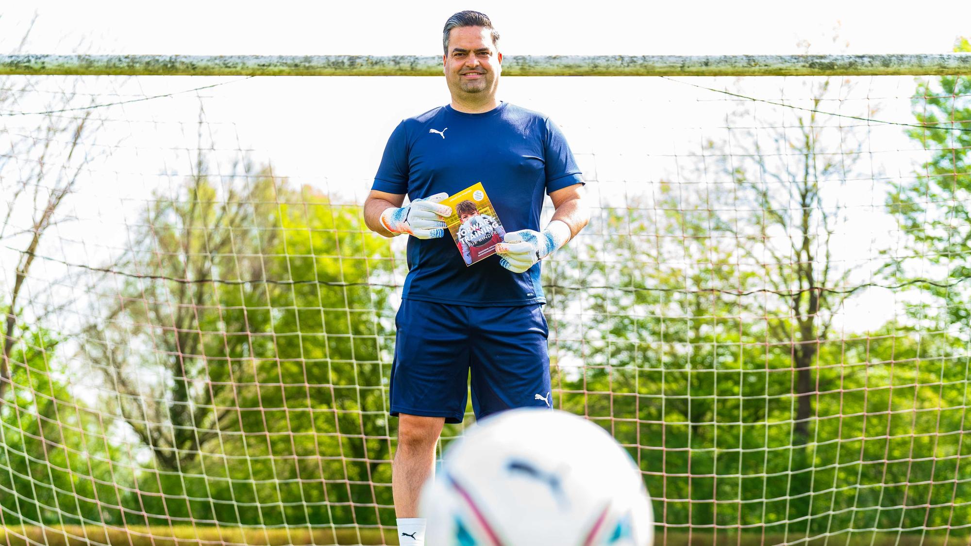 Der frühere Glescher Sebastian Wagner ist Torwartscout für Red Bull Leipzig und hat ein Buch über Torwarttraining für Kinder geschrieben.