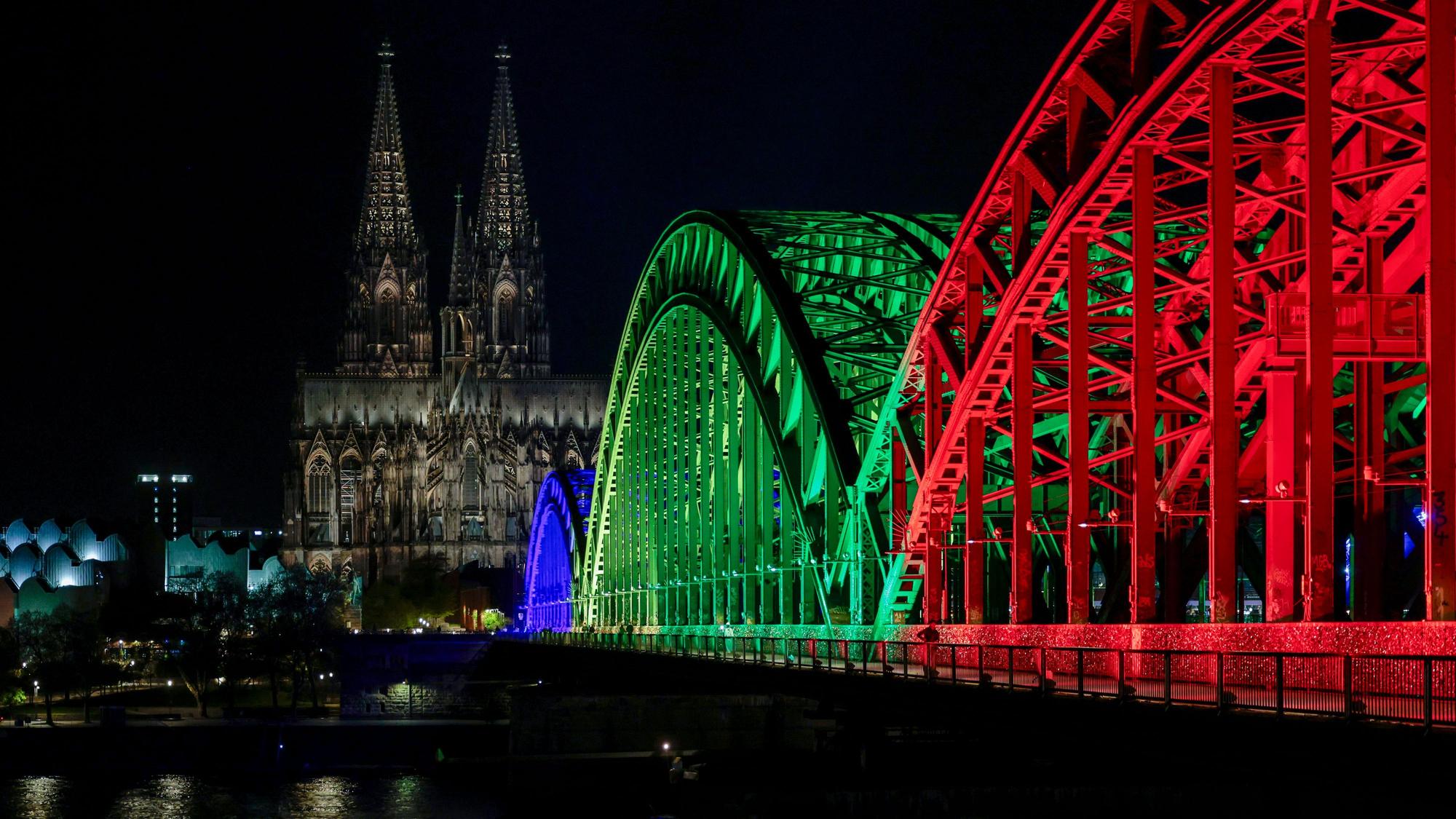 19.04.2026
Köln, NRW
Ratsbürgerentscheid Olympia KölnRheinRuhr
Nach der erfolgreichen Abstimmung für die Olympischen Spiele in Nordrhein-Westfalen wird die Hohenzollernbrücke in den olympischen Farben angestrahlt.
