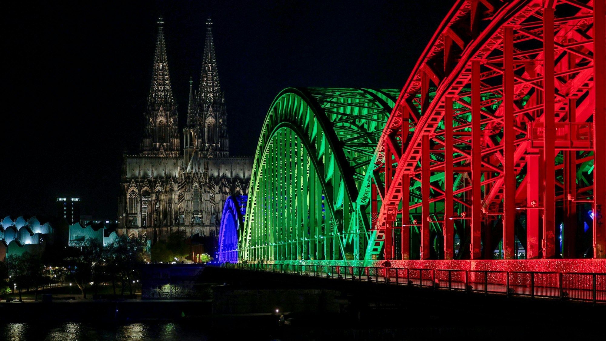 19.04.2026
Köln, NRW
Ratsbürgerentscheid Olympia KölnRheinRuhr
Nach der erfolgreichen Abstimmung für die Olympischen Spiele in Nordrhein-Westfalen wird die Hohenzollernbrücke in den olympischen Farben angestrahlt.