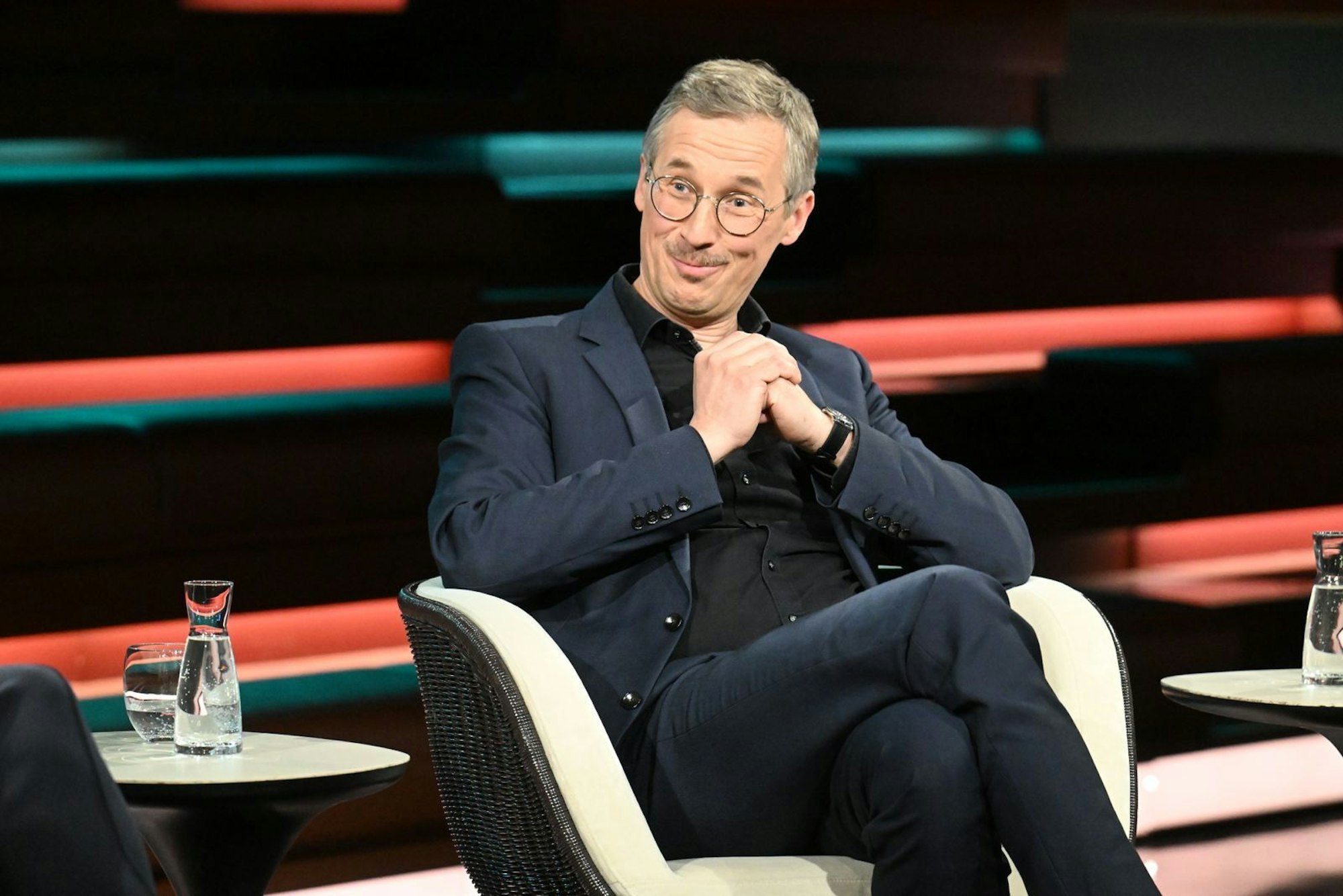 „Sollten Sie mal regieren, wäre das ja ein ganz anderes Programm“, stellte Journalist Daniel Friedrich Sturm die Steuerpläne der AfD infrage. (Bild: ZDF / Cornelia Lehmann)