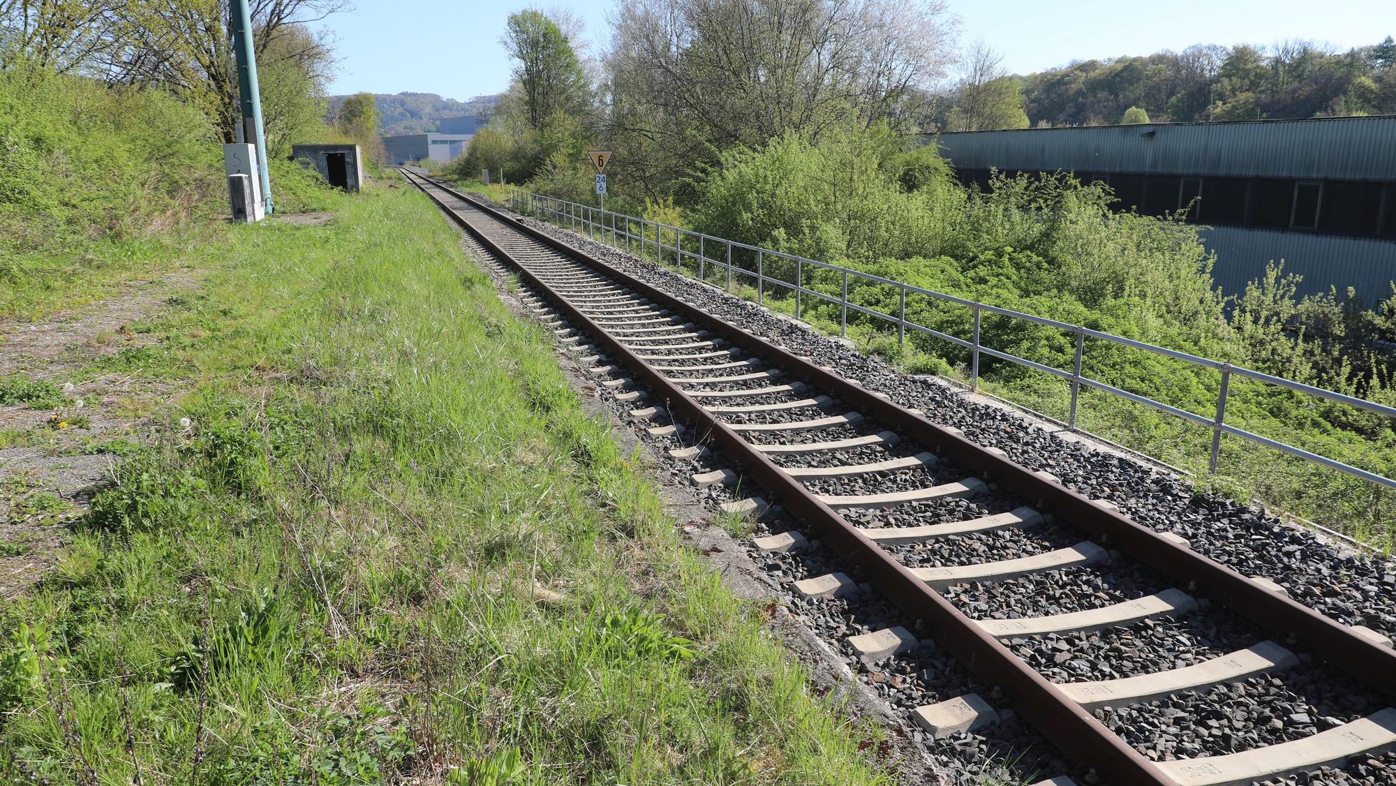 Das Bild zeigt der Gleisverlauf dort, wo im Overather Stadtteil Vilkerath im Sommer eine neue Bahnhaltestation für die Regionalbahn 25 gebaut werden soll.