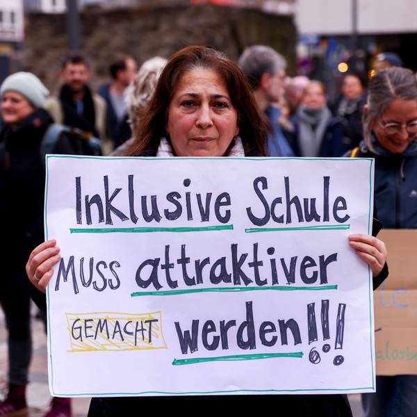 Im Vorfeld einer Sitzung des Schulausschuss demonstrieren Lehrende, Kinder und Eltern für inklusive Bildung. Bei den Aktionen waren auch immer wieder Lehrkräfte und Schüler der Gesamtschule Holweide dabei.
