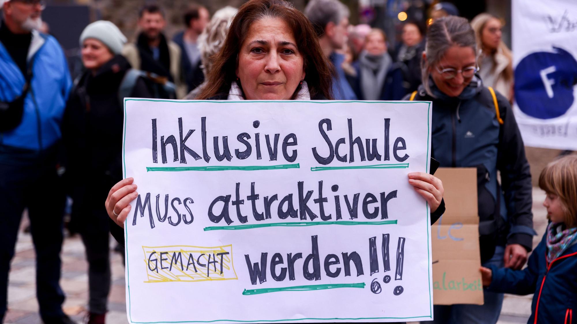 Im Vorfeld einer Sitzung des Schulausschuss demonstrieren Lehrende, Kinder und Eltern für inklusive Bildung. Bei den Aktionen waren auch immer wieder Lehrkräfte und Schüler der Gesamtschule Holweide dabei.