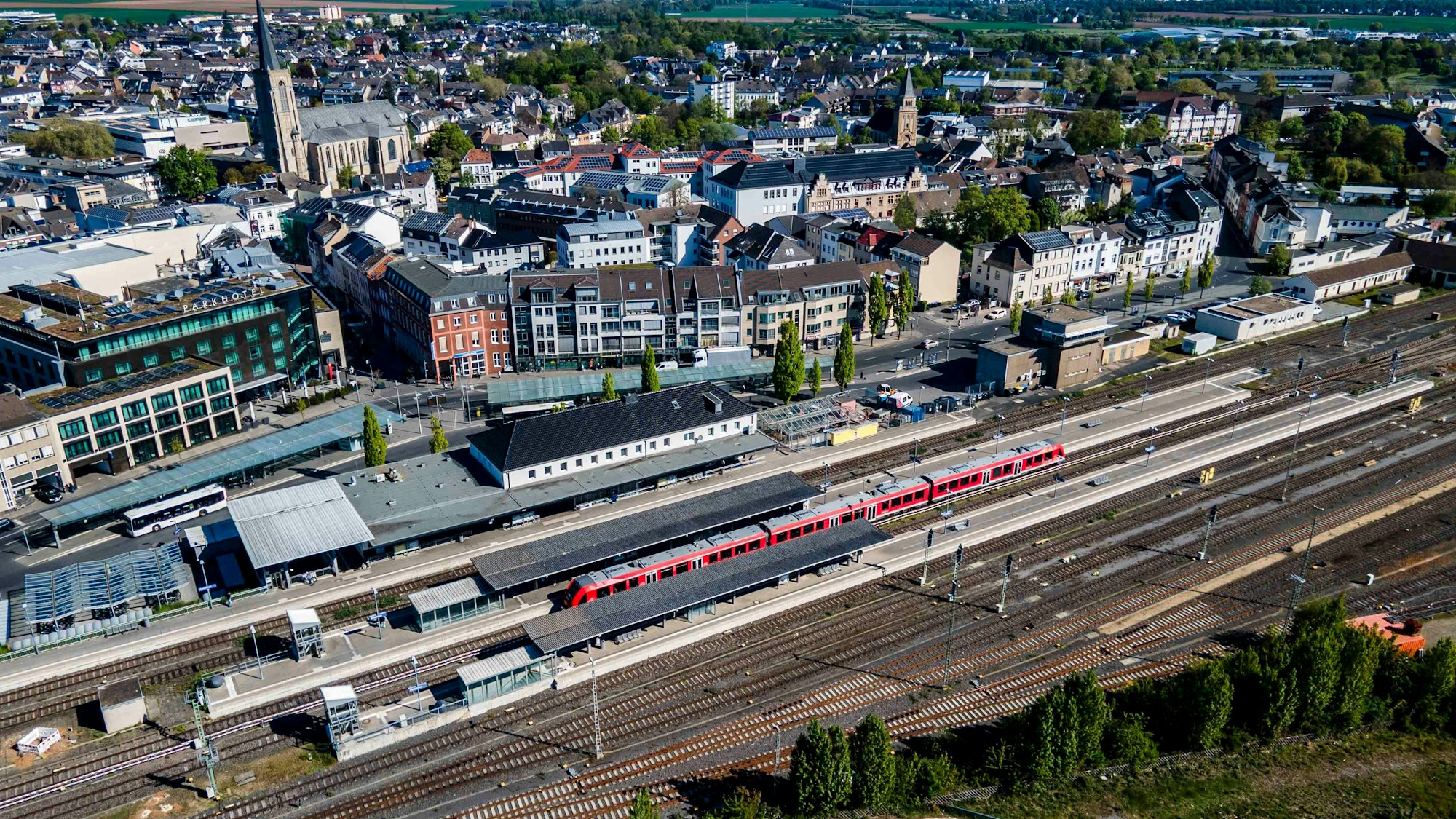 Die Luftaufnahme zeigt Bahnhof, Stellwerk und die Euskirchener Innenstadt im Hintergrund.