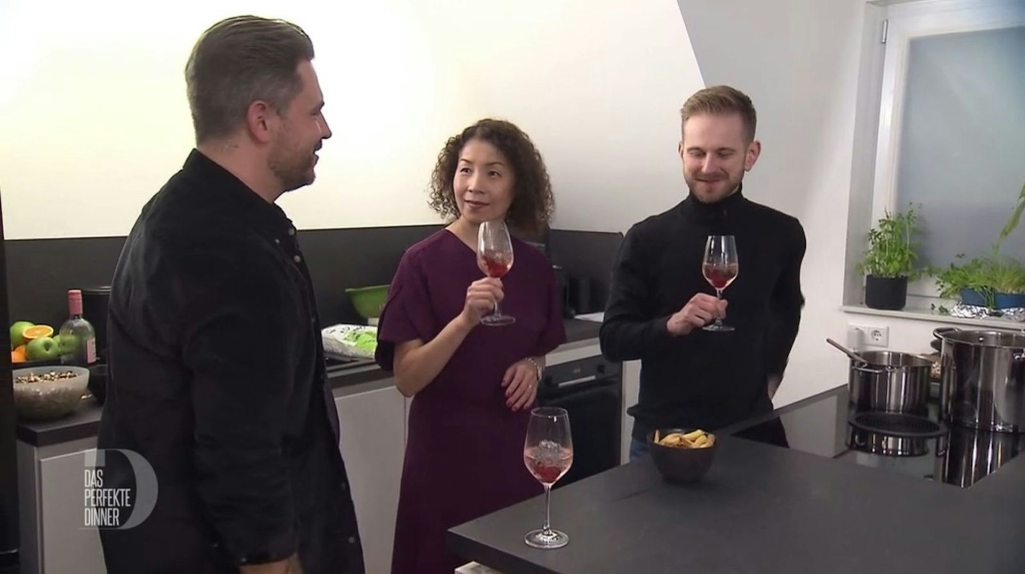 Albert freut sich über die Pommes zum Aperitif.
(Bild: RTL)