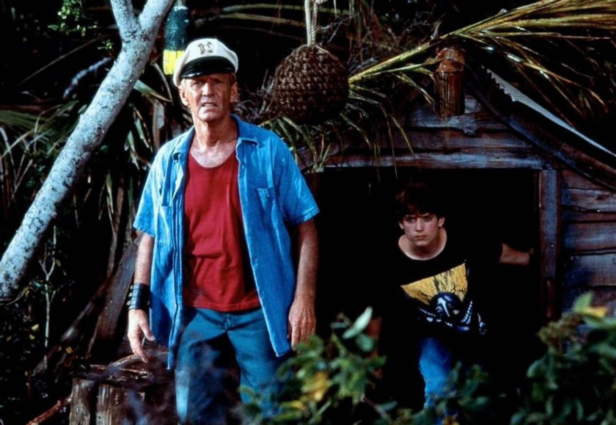 Die weitere Karriere von Paul Hogan (Bild links, mit Elijah Wood) verlief nicht sonderlich erfolgreich: Nicht nur das Remake von „Flipper“ (1996) floppte kläglich. (Bild: Universal Pictures)