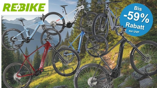 Mehrere refurbished E-Mountainbikes verschiedener Marken – darunter Cube, Corratec und Conway – vor alpiner Bergkulisse mit Wald und Felsen. Oben links das Rebike-Logo, oben rechts ein blauer Kreis mit der Aufschrift „Bis -59% Rabatt zur UVP". Die Bikes sind in verschiedenen Farben – hellblau, weiß, rot, blau und schwarz – zu sehen und repräsentieren eine kleine Auswahl aus dem aktuellen Rebike E-MTB-Sale-Angebot.