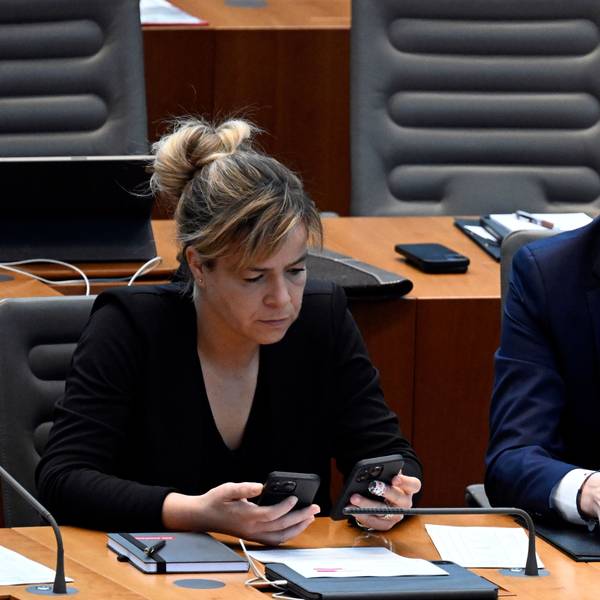 Hendrik Wüst (CDU, r.), Ministerpräsident von Nordrhein-Westfalen, und Mona Neubaur (Bündnis 90/Die Grünen), Ministerin für Wirtschaft, Industrie, Klimaschutz und Energie von Nordrhein-Westfalen, schauen im Landtag vor Beginn des bundesweiten Probealarms am Warntag auf ihre Handys.