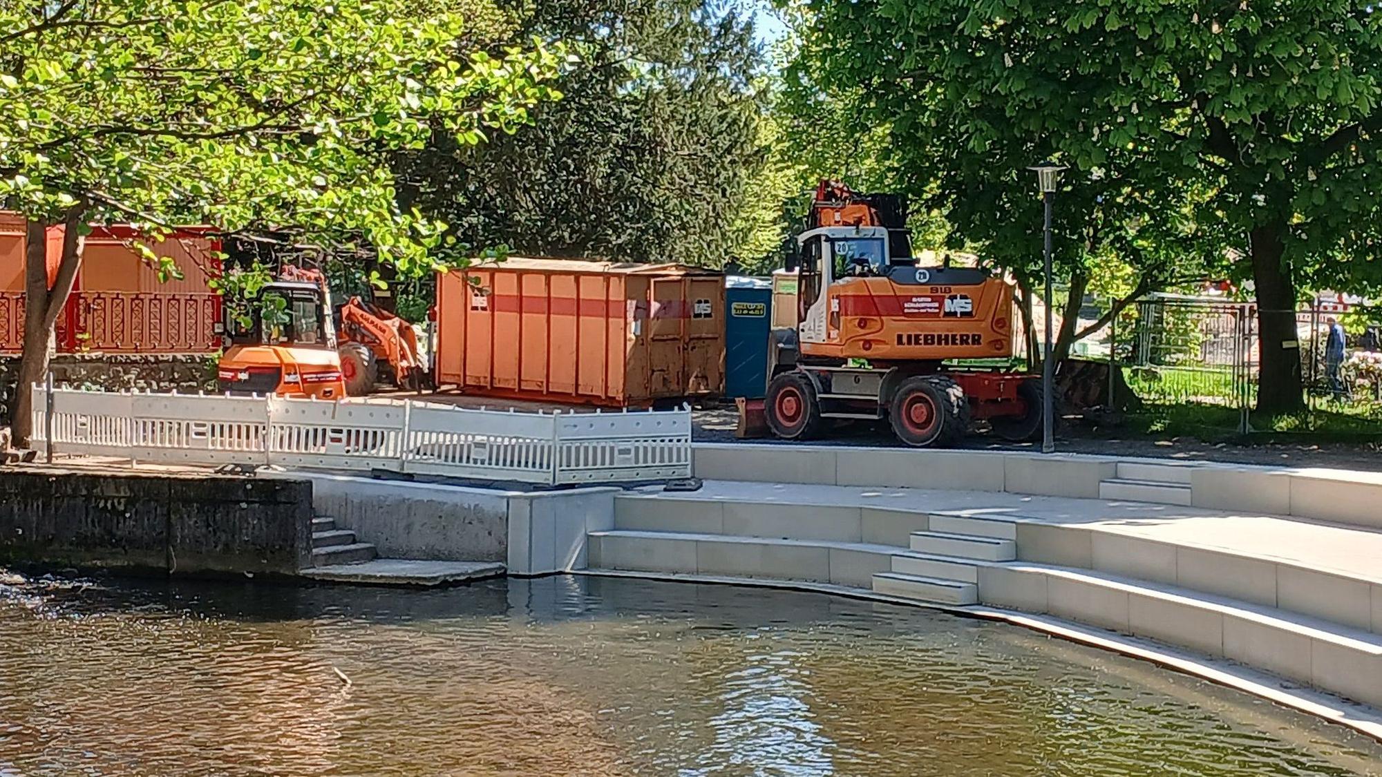 Baustelle für eine neue Treppenanlage am Mühlengraben neben dem Kreishaus
