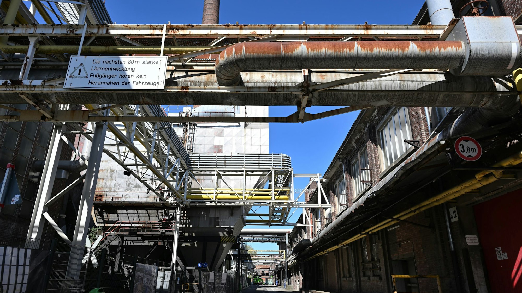 Das Foto zeigt Produktionsanlagen der Papierfabrik