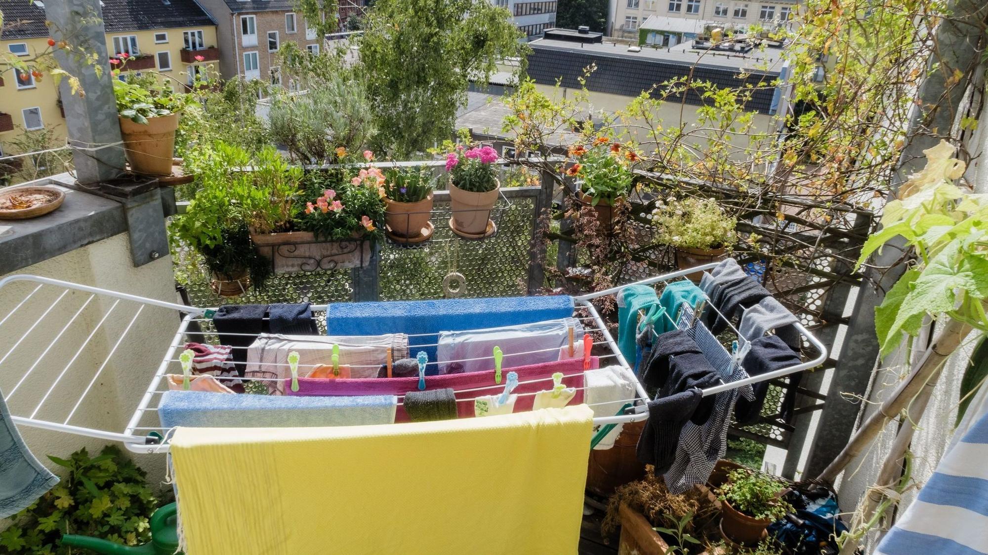Wäsche hängt zum Trocknen auf einem Balkon