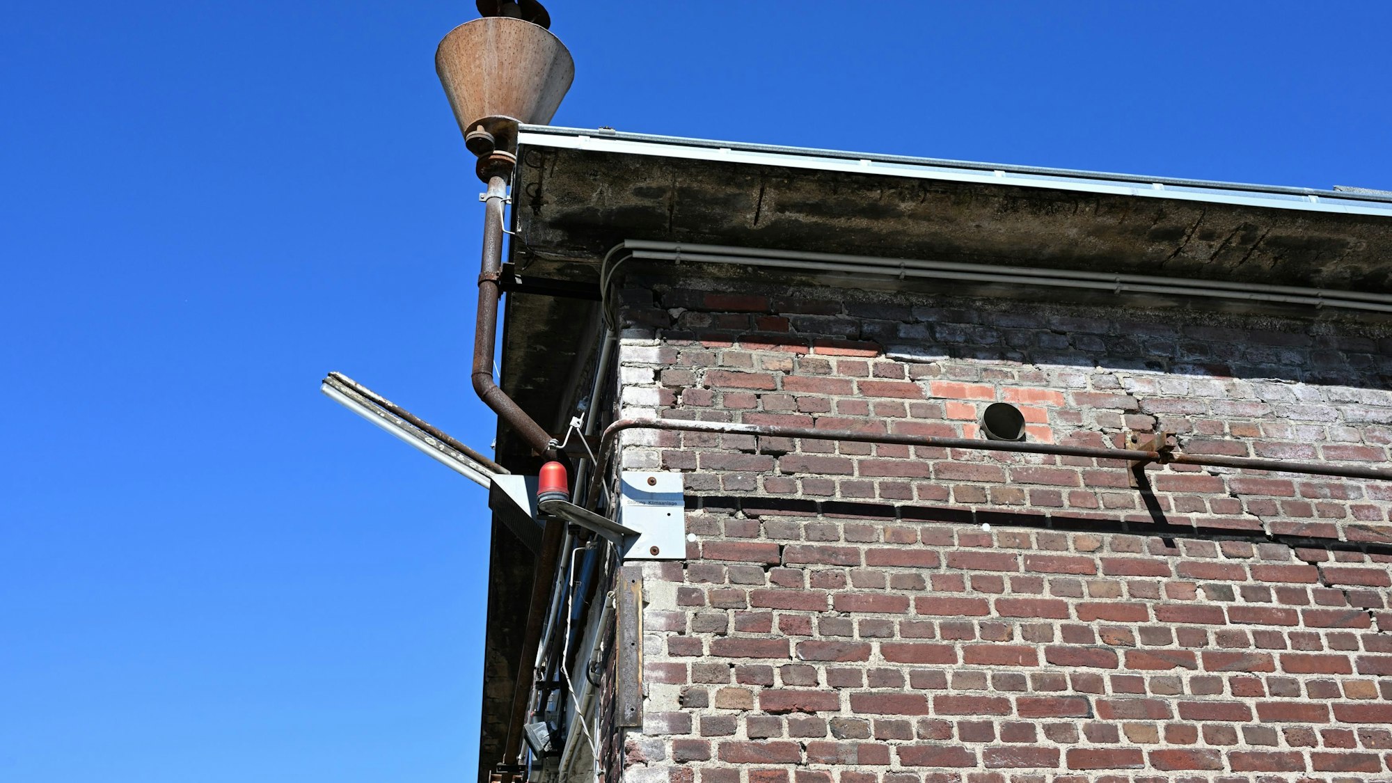 Das Foto zeigt Details einer Werkshalle