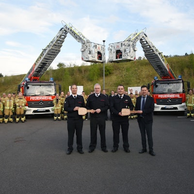 Feuerwehrchef Jens Schmidt (2.v.l.), hier bei der Fahrzeugübergabe vor einer Woche, wäre mit einer einzigen Drehleiter zufrieden.