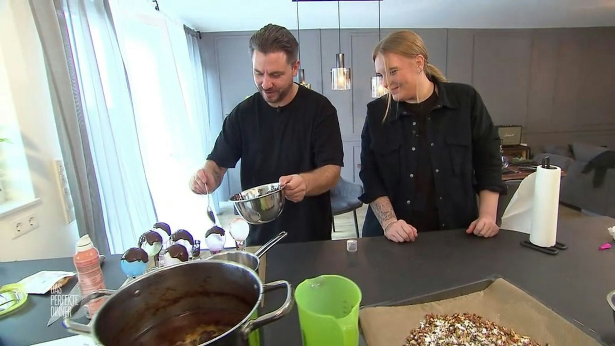 Heiße Schokolade und Luftballons vertragen sich nicht gut, muss Daniel feststellen.
(Bild: RTL)