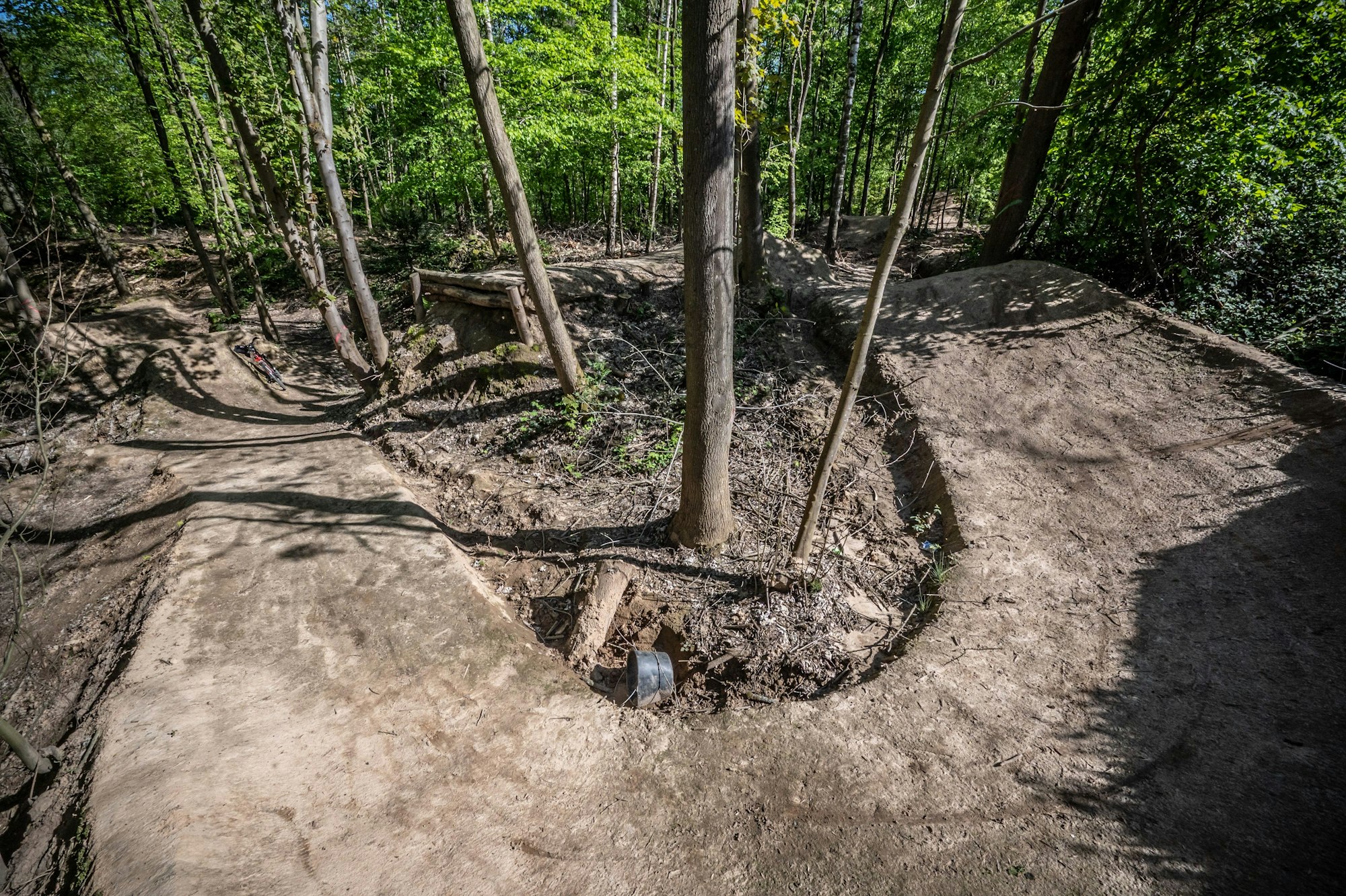 Die Bahndamm-Steilkurve von oben.