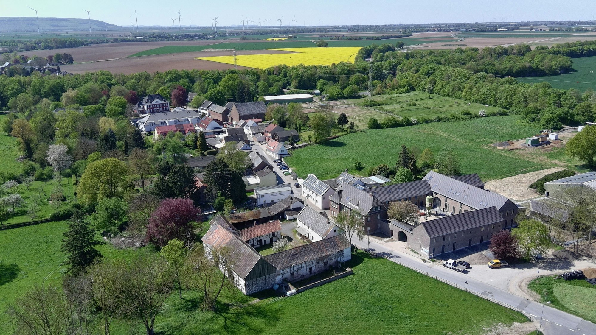 Zu sehen ist Millendorf aus der Luft.