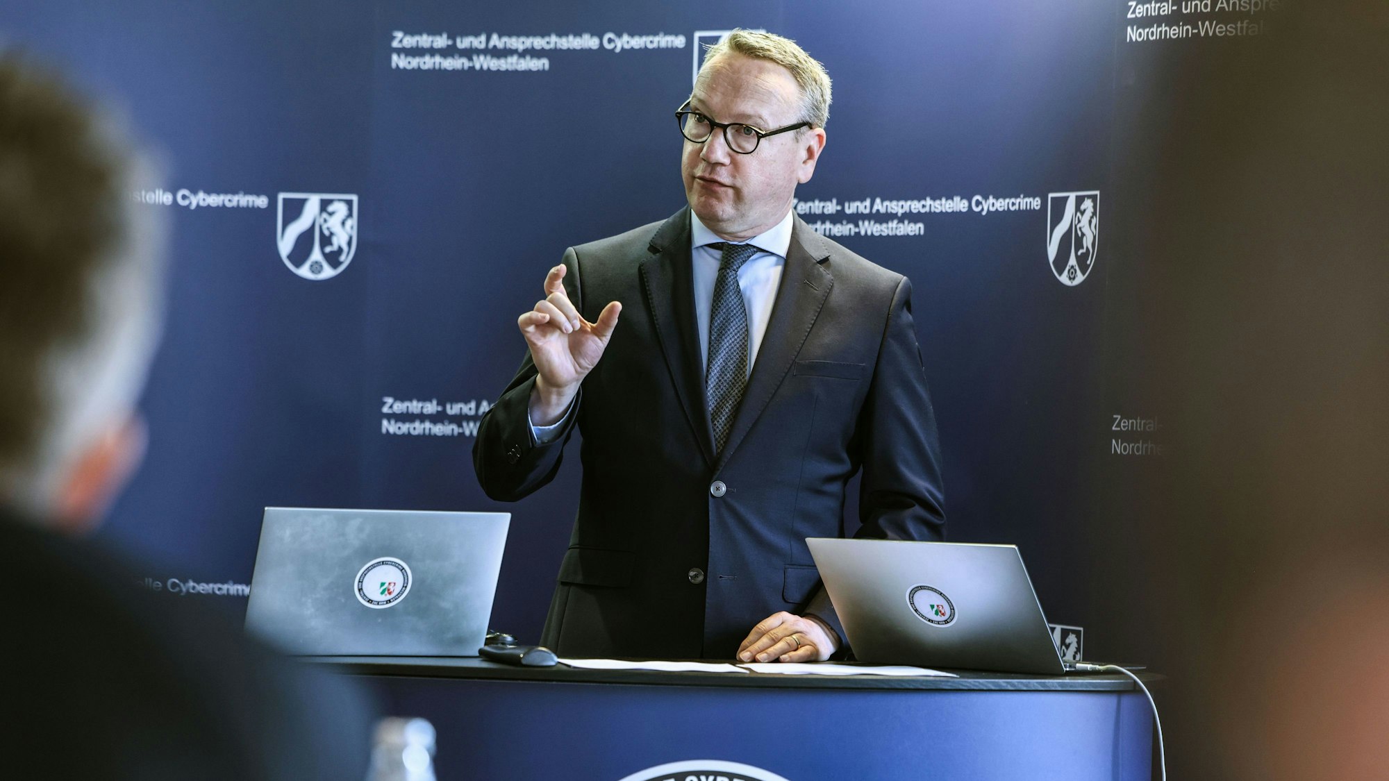Benjamin Limbach, (Grüne), Justizminister von Nordrhein-Westfalen, spricht bei der Vorstellung des Jahresberichts der Zentralen Ansprechstelle Cybercrime (ZAC) in Köln.