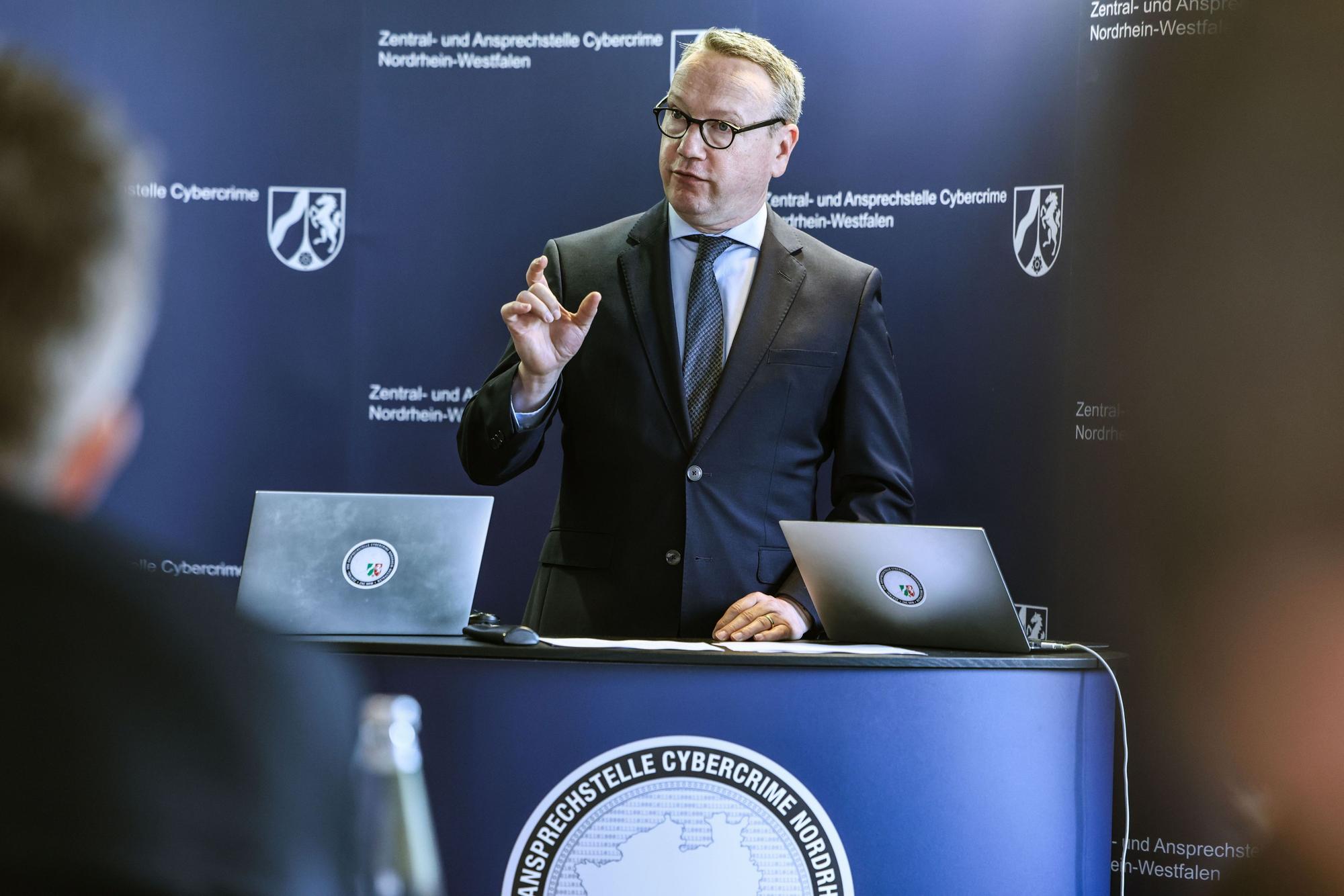 24.04.2026, Nordrhein-Westfalen, Köln: Benjamin Limbach, (Grüne), Justizminister von Nordrhein-Westfalen, spricht bei der Vorstellung des Jahresberichts der Zentralen Ansprechstelle Cybercrime (ZAC) Nordrhein-Westfalen. Foto: Oliver Berg/dpa +++ dpa-Bildfunk +++