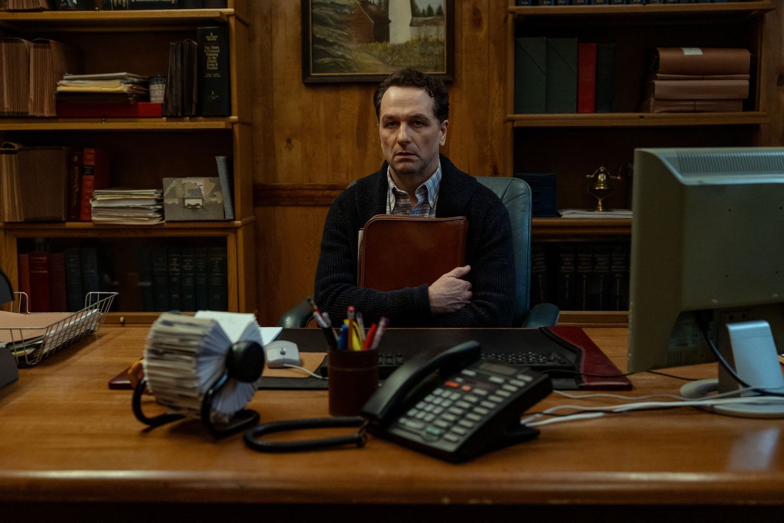 Keine Horrorgeschichte ist zu absurd, um wahr zu sein, wie der wenig respektierte Bürgermeister Tom Loftis (Matthew Rhys) am eigenen Leib erfährt. (Bild: Apple TV)