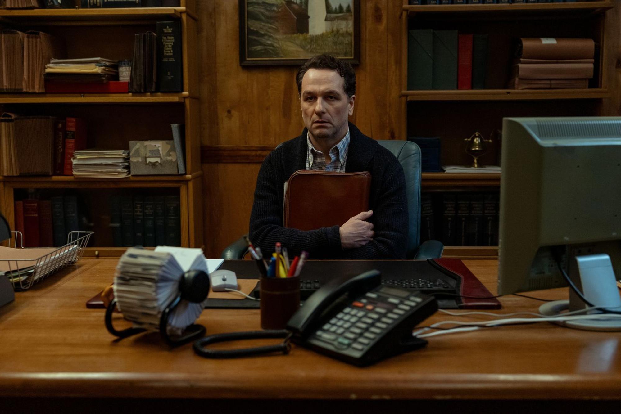 Keine Horrorgeschichte ist zu absurd, um wahr zu sein, wie der wenig respektierte Bürgermeister Tom Loftis (Matthew Rhys) am eigenen Leib erfährt. (Bild: Apple TV)