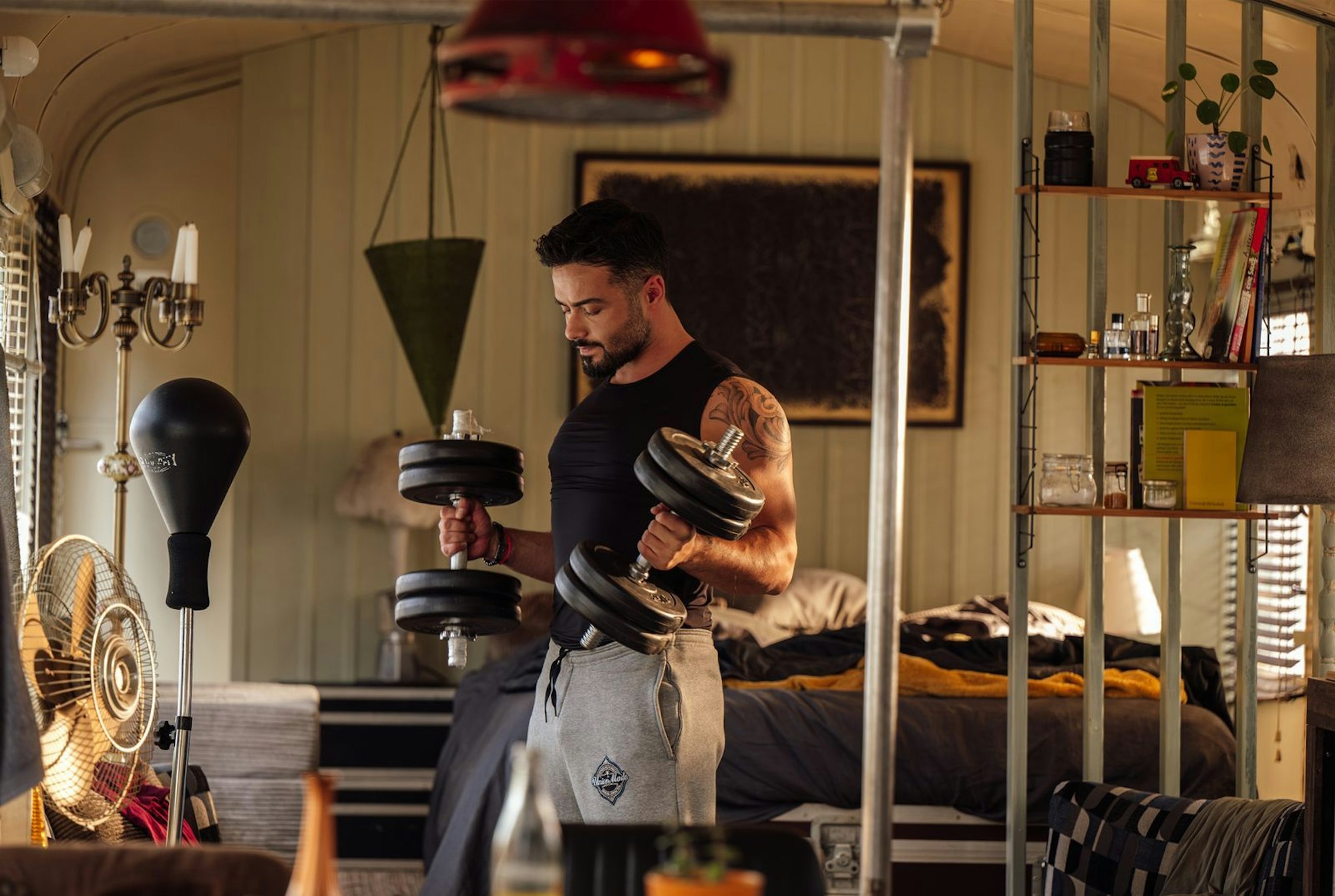 Tayfun Can (Aram Arami) hat den Polizeidienst quittiert, nachdem bei einem Einsatz ein Jugendlicher zu Tode kam, wofür er sich noch heute die Schuld gibt. Nun arbeitet er als Bewährungshelfer und Sozialarbeiter, um bereits zu helfen, bevor etwas passiert. (Bild: SR/Manuela Meyer)