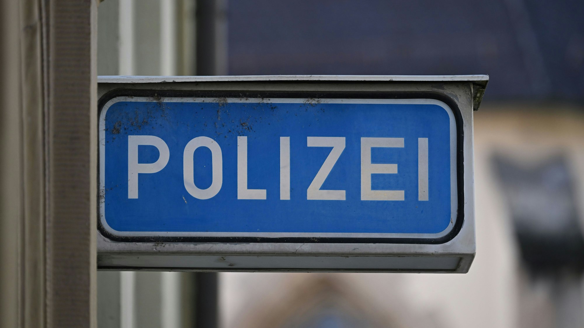 Ein Schild mit der Aufschrift Polizei vor einer Polizeiwache. (Symbolfoto)